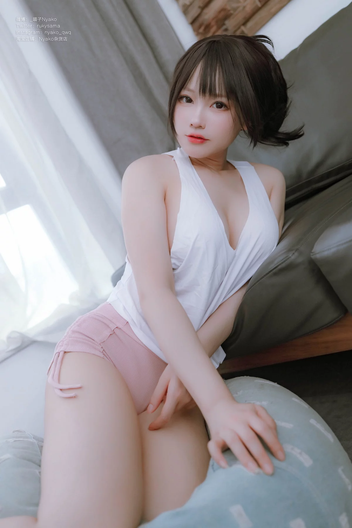 网络美女Nyako喵子背心主题性感白色真空背心配白色内裤秀惹火身材诱惑写真78P