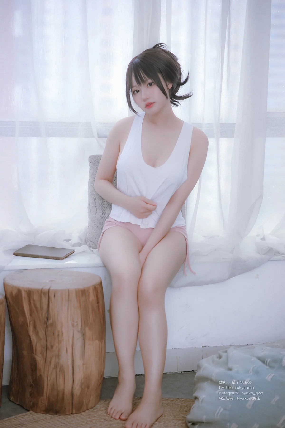 网络美女Nyako喵子背心主题性感白色真空背心配白色内裤秀惹火身材诱惑写真78P