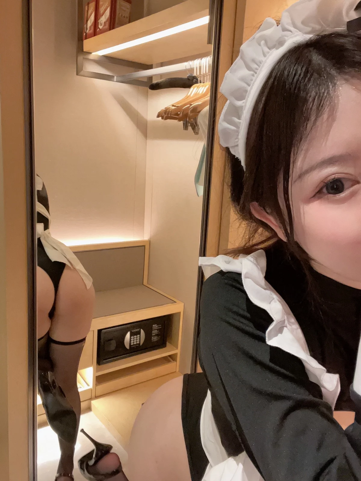 蜜桃少女是依酱呀女仆套装主题性感女仆装系列配超薄丝袜秀丰满身材诱惑写真144P