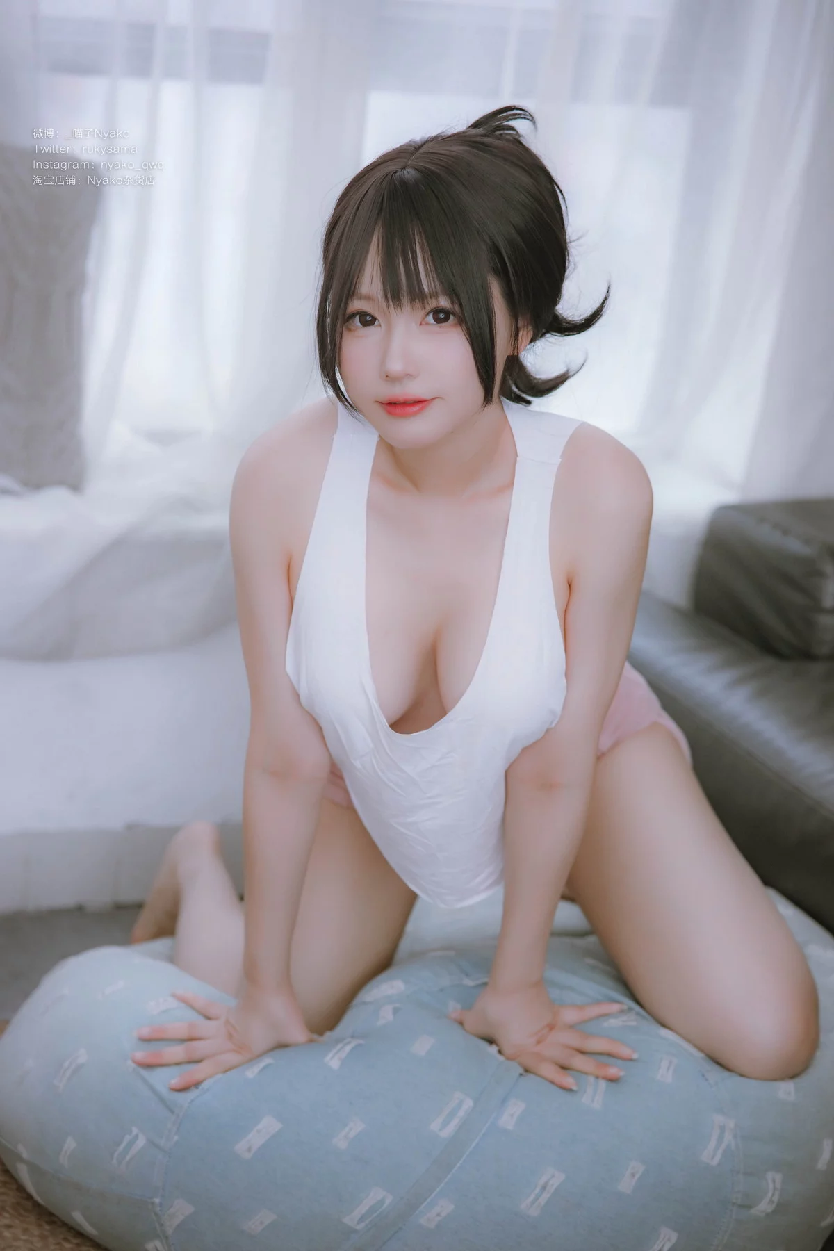 网络美女Nyako喵子背心主题性感白色真空背心配白色内裤秀惹火身材诱惑写真78P