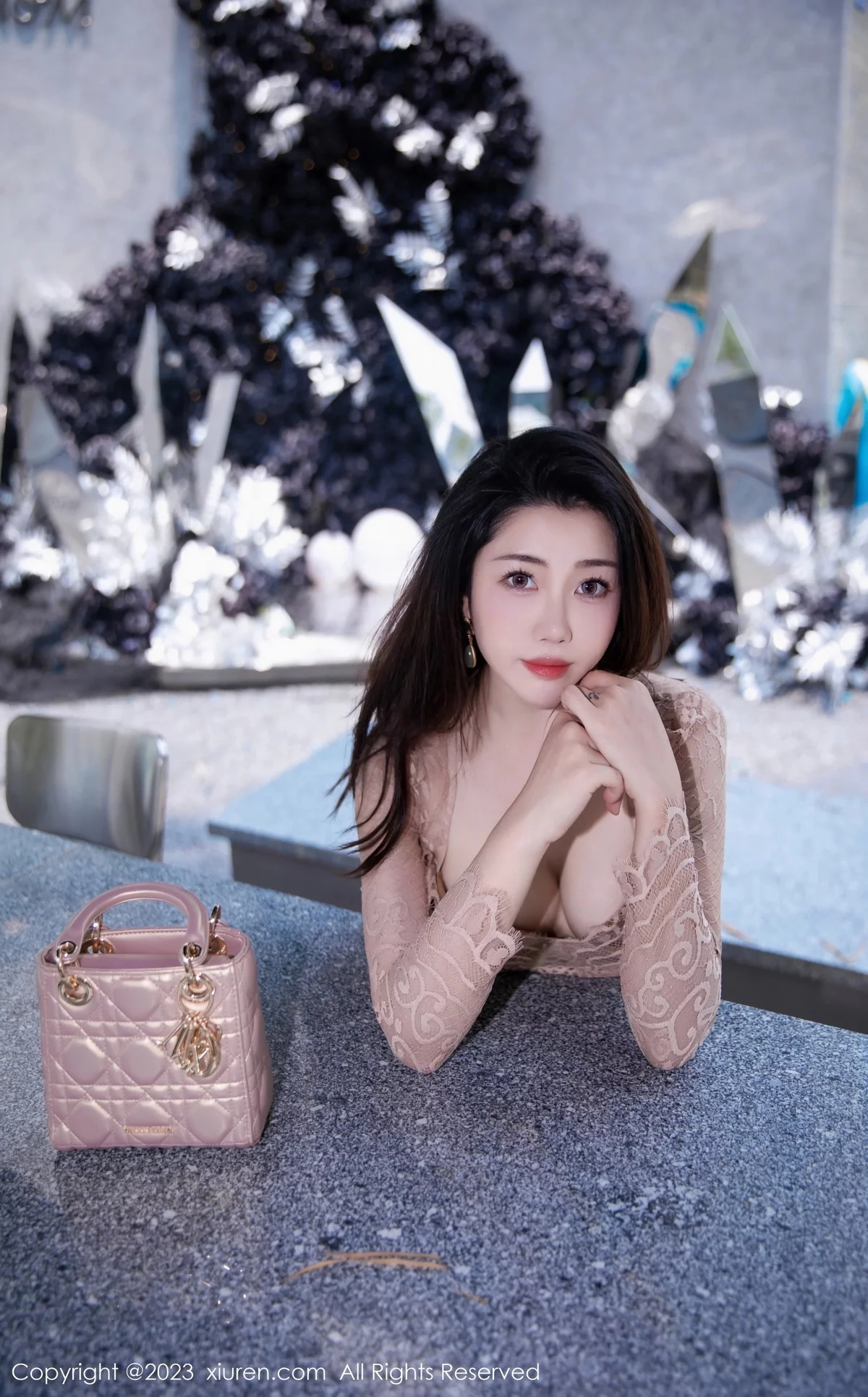XiuRen第7216期_模特严利娅Yuliya户外性感杏色低胸连衣长裙秀完美身材诱惑写真89P