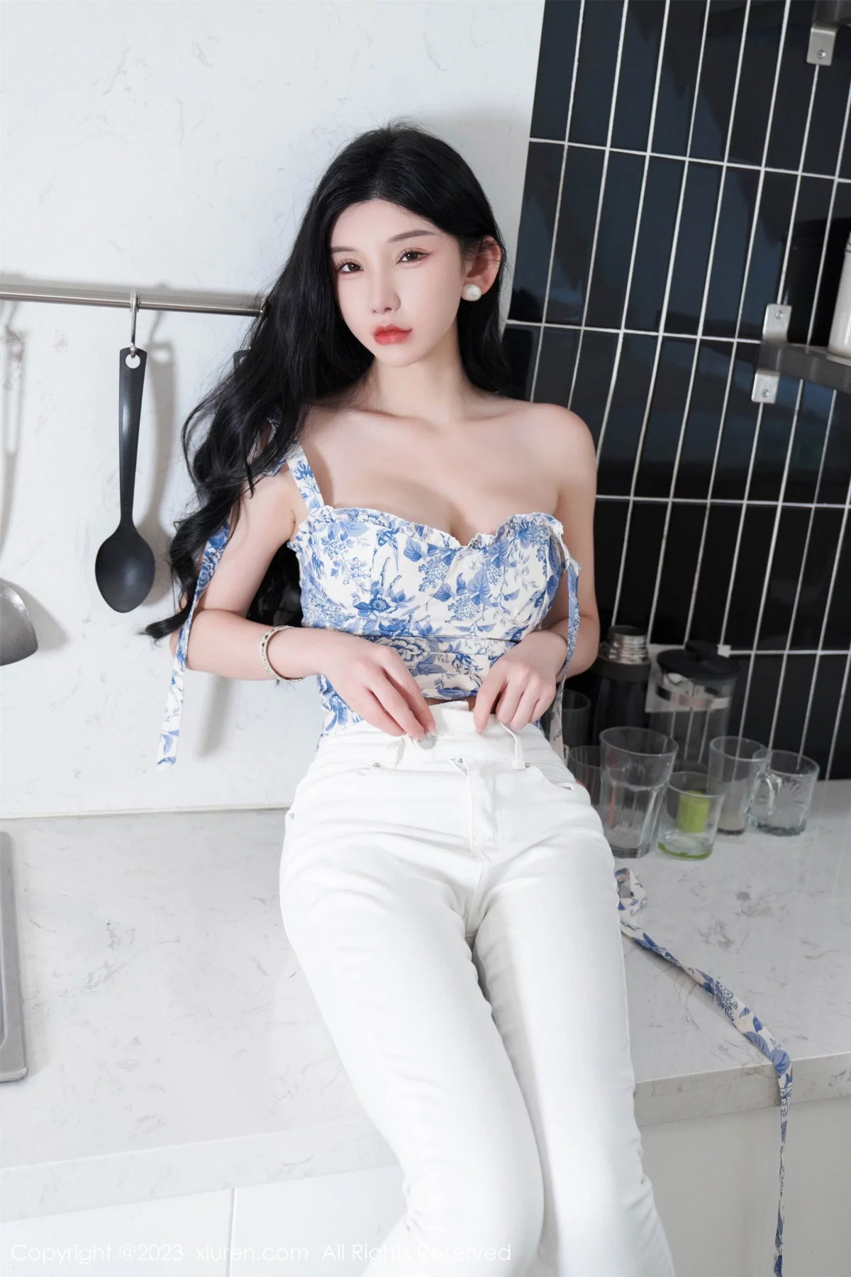 XiuRen第7225期_女神周于希Sally性感白色短款夏日装配开档肉丝撩人诱惑写真102P