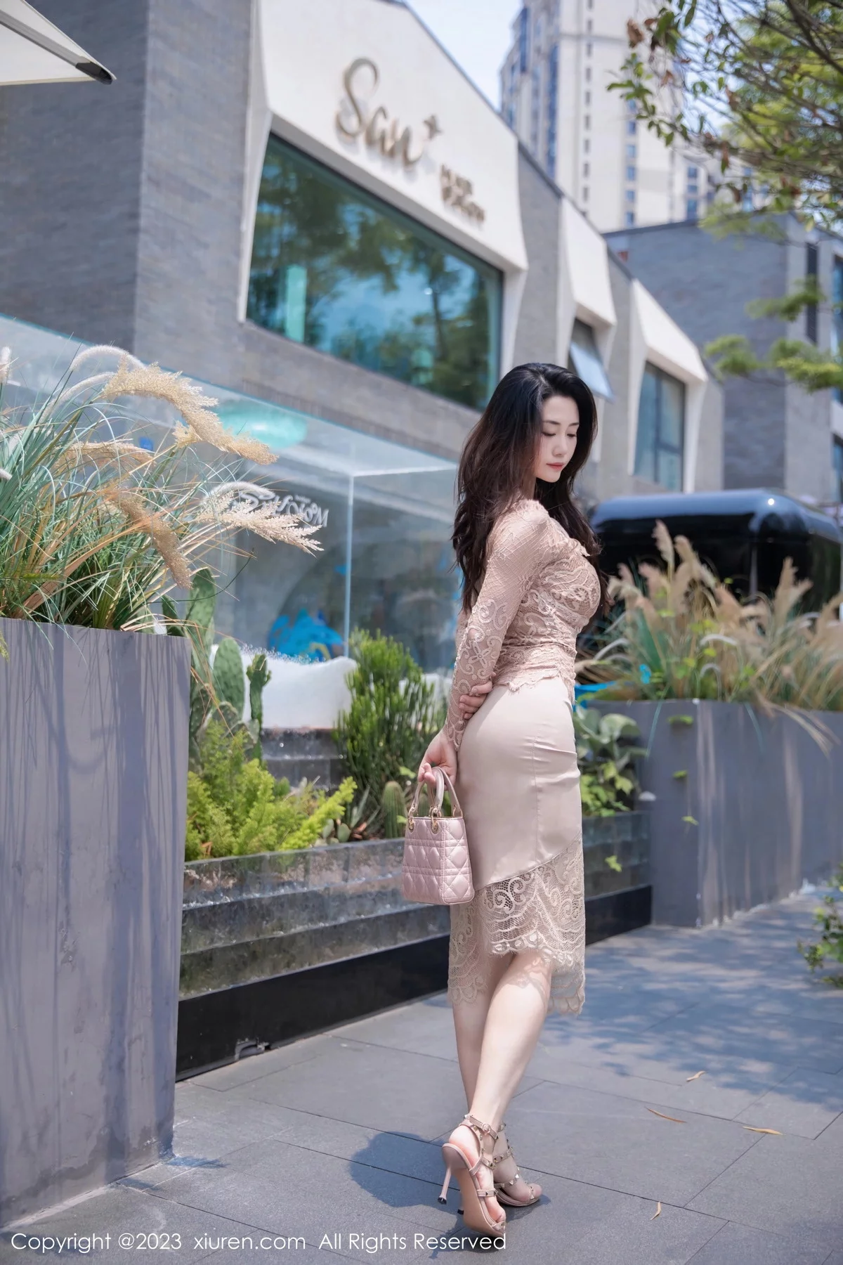 XiuRen第7216期_模特严利娅Yuliya户外性感杏色低胸连衣长裙秀完美身材诱惑写真89P