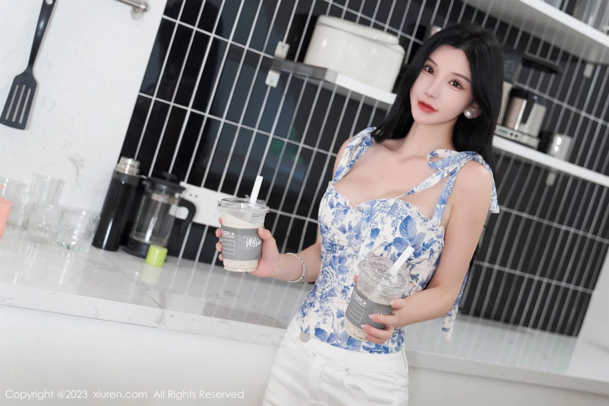 XiuRen第7225期_女神周于希Sally性感白色短款夏日装配开档肉丝撩人诱惑写真102P
