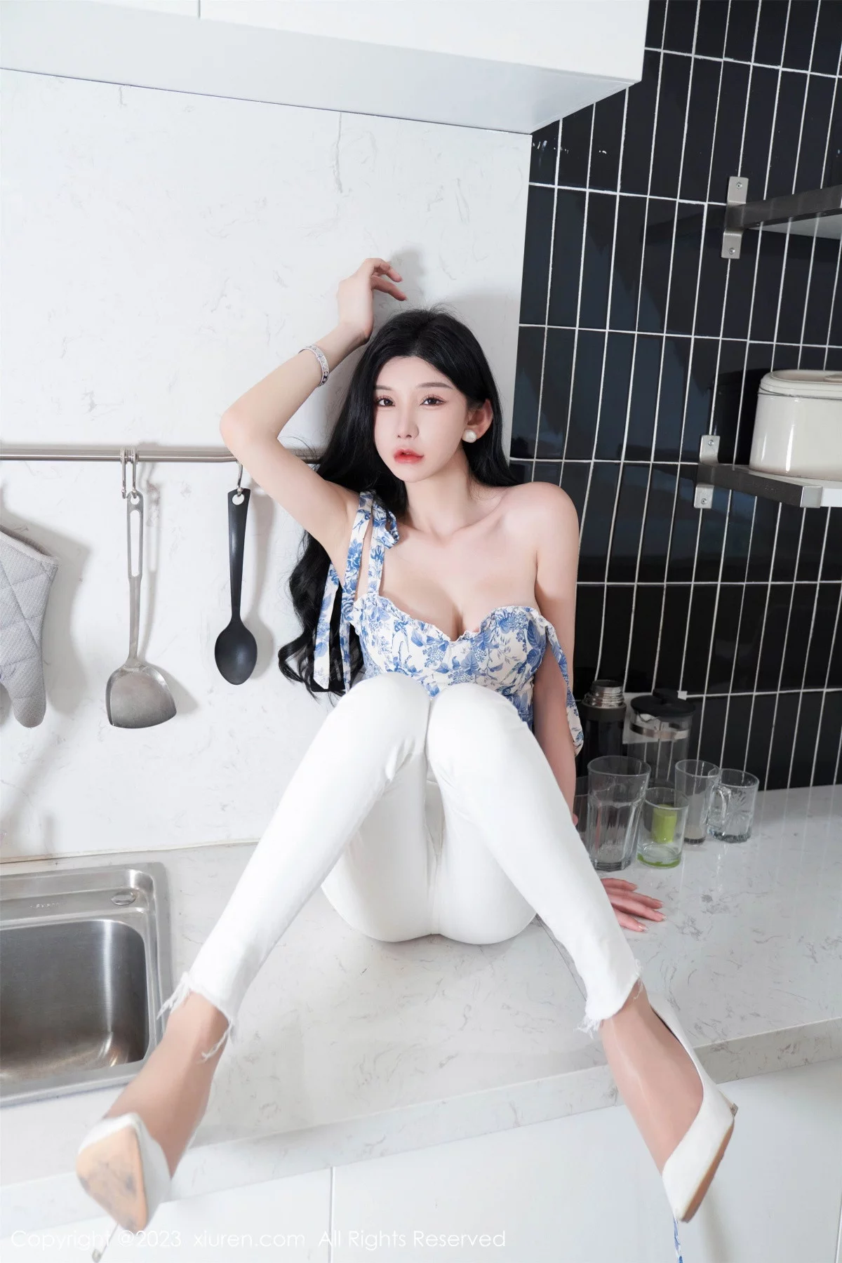 XiuRen第7225期_女神周于希Sally性感白色短款夏日装配开档肉丝撩人诱惑写真102P