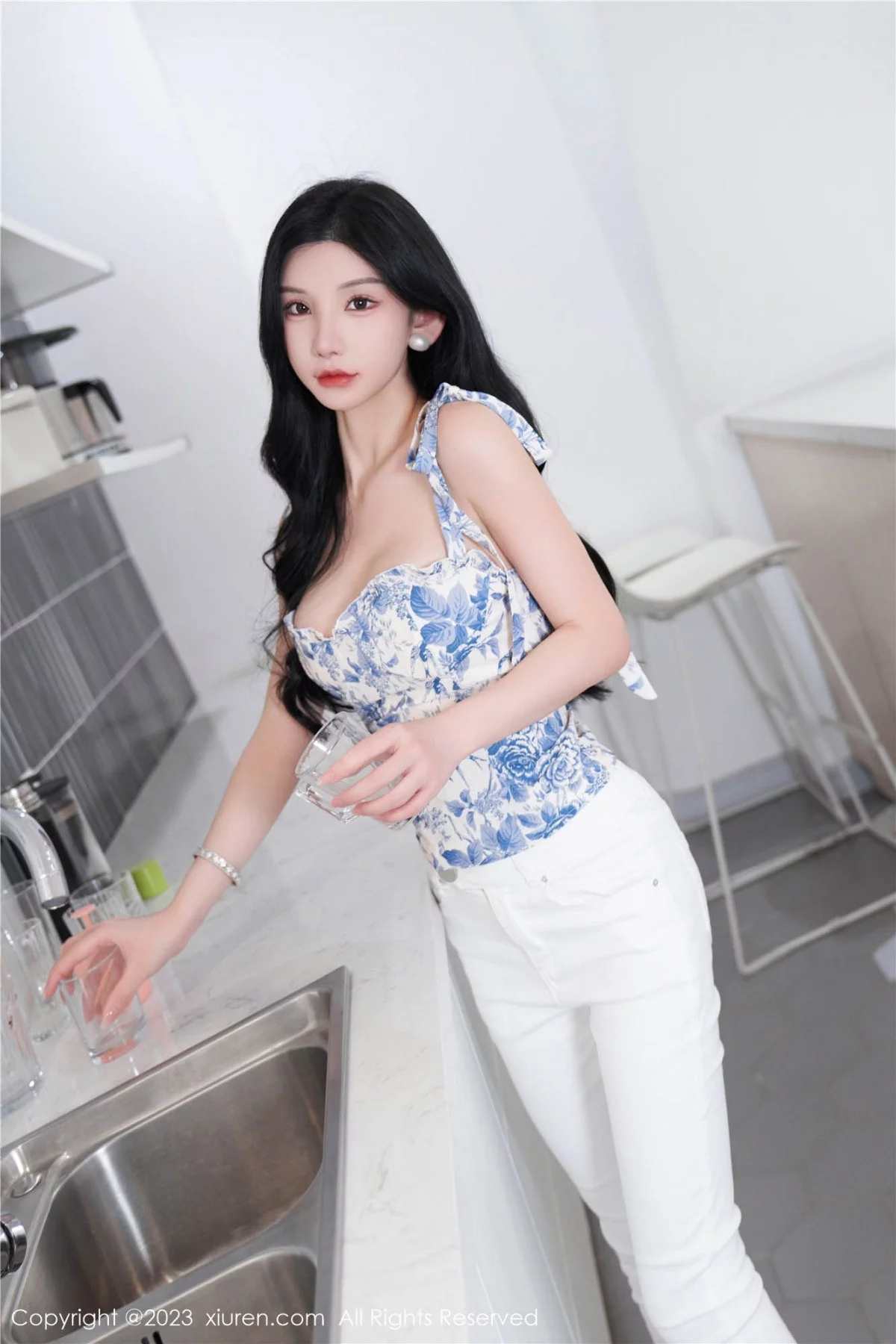 XiuRen第7225期_女神周于希Sally性感白色短款夏日装配开档肉丝撩人诱惑写真102P
