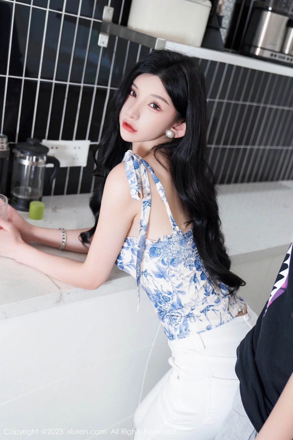 XiuRen第7225期_女神周于希Sally性感白色短款夏日装配开档肉丝撩人诱惑写真102P