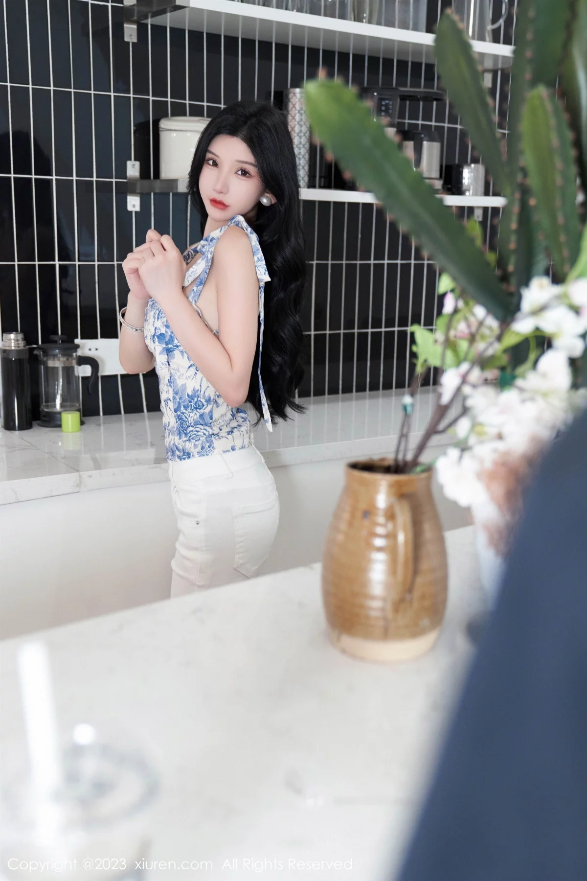 XiuRen第7225期_女神周于希Sally性感白色短款夏日装配开档肉丝撩人诱惑写真102P