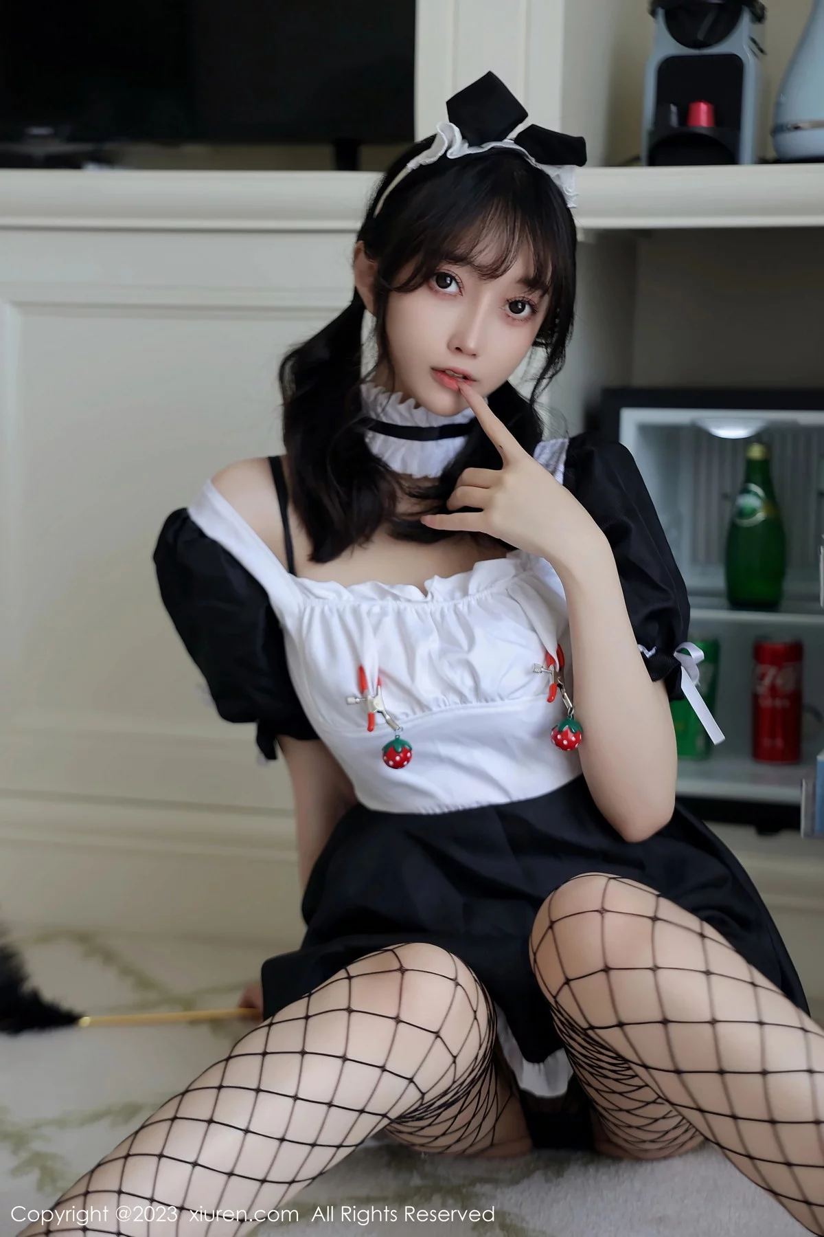 XiuRen第7217期_模特玥儿玥er黑白色女仆服露性感薄透内衣秀完美身材诱惑写真75P