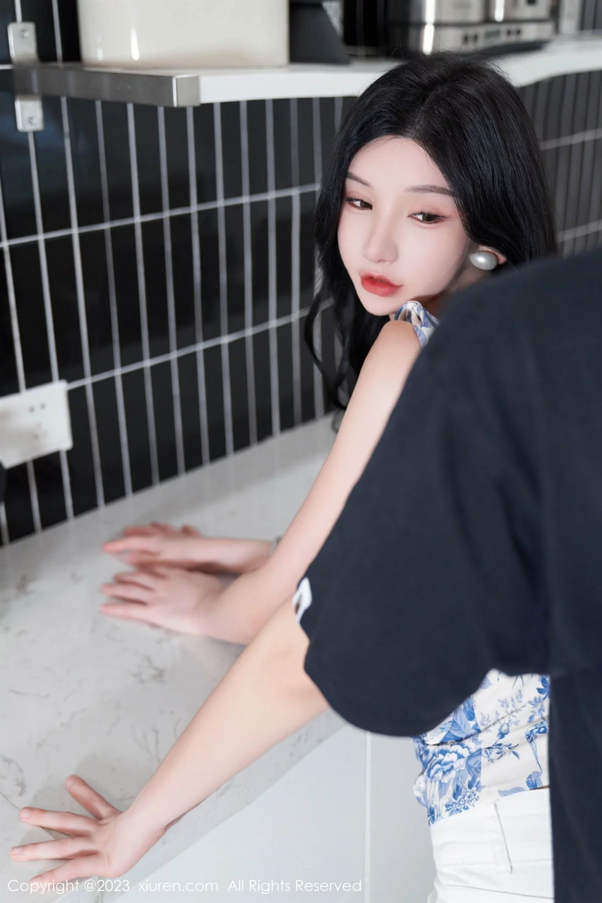 XiuRen第7225期_女神周于希Sally性感白色短款夏日装配开档肉丝撩人诱惑写真102P