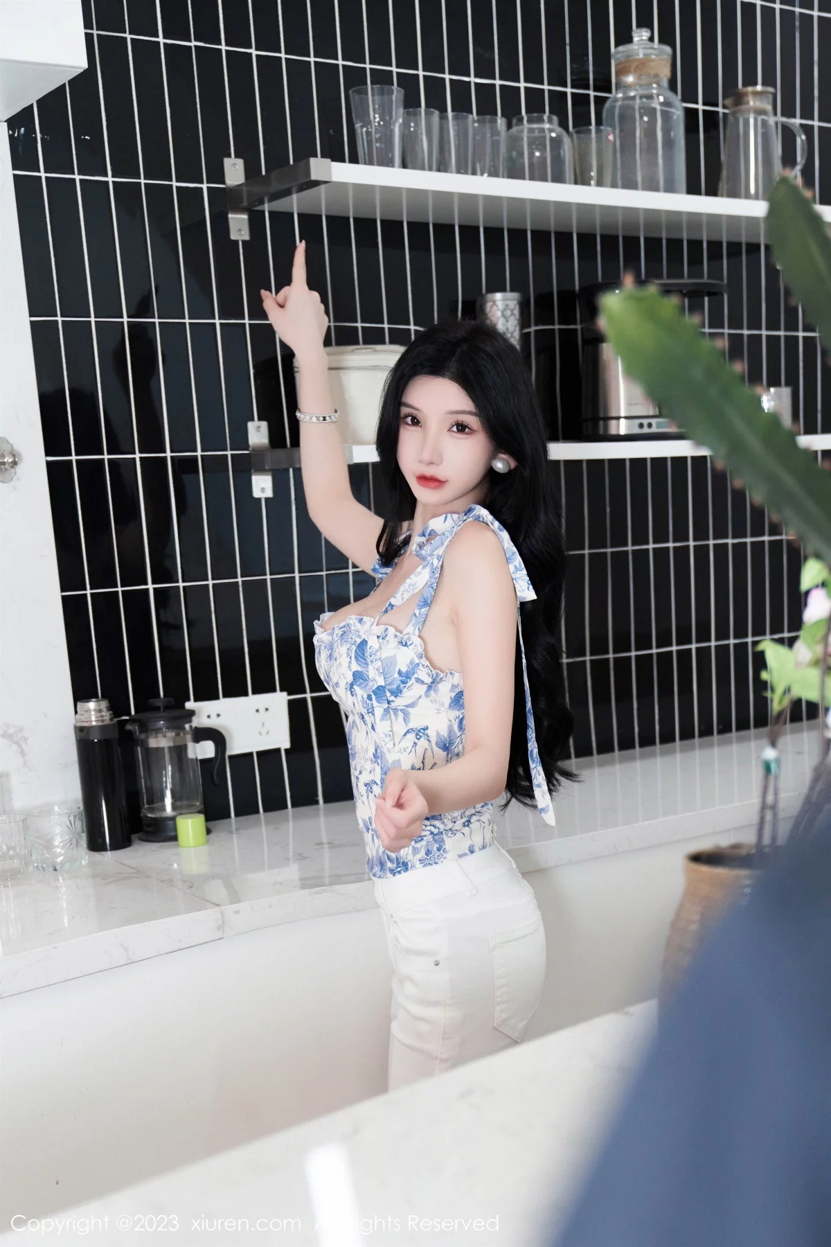 XiuRen第7225期_女神周于希Sally性感白色短款夏日装配开档肉丝撩人诱惑写真102P