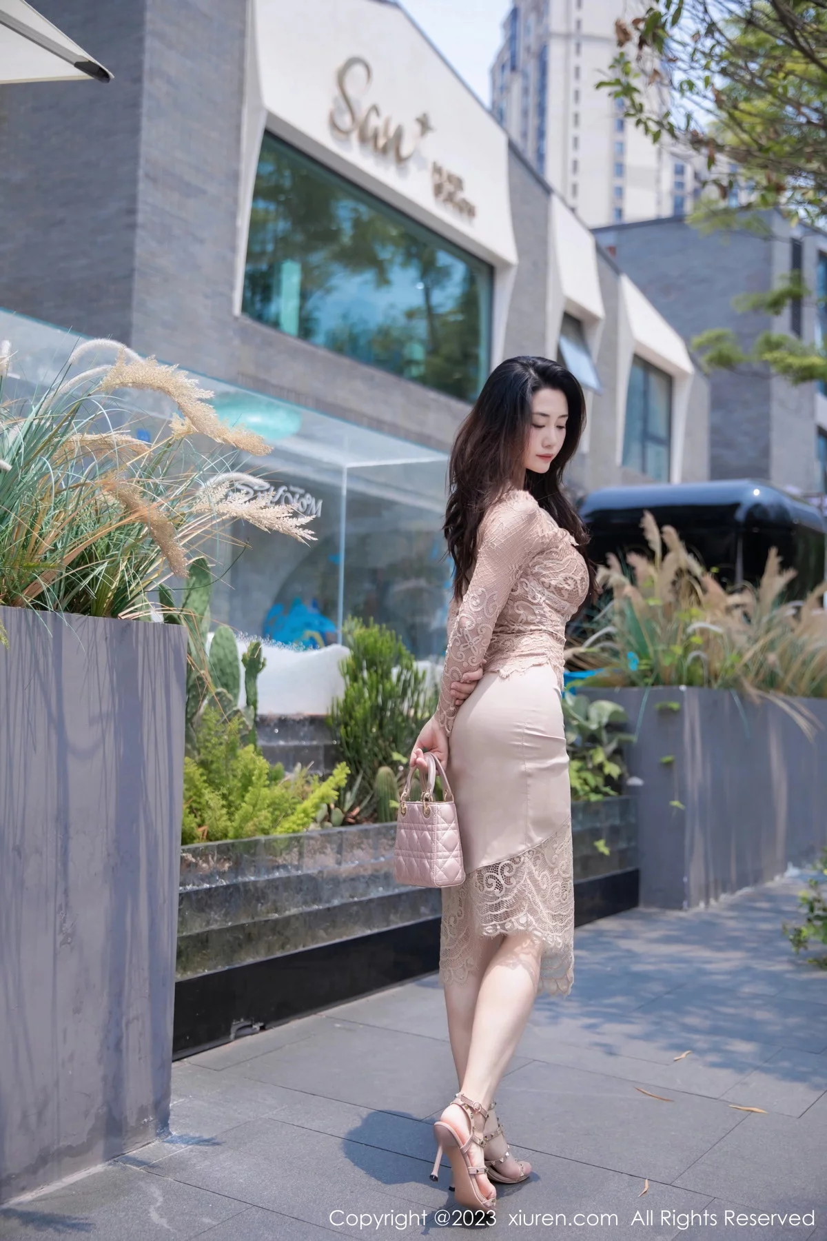 XiuRen第7216期_模特严利娅Yuliya户外性感杏色低胸连衣长裙秀完美身材诱惑写真89P