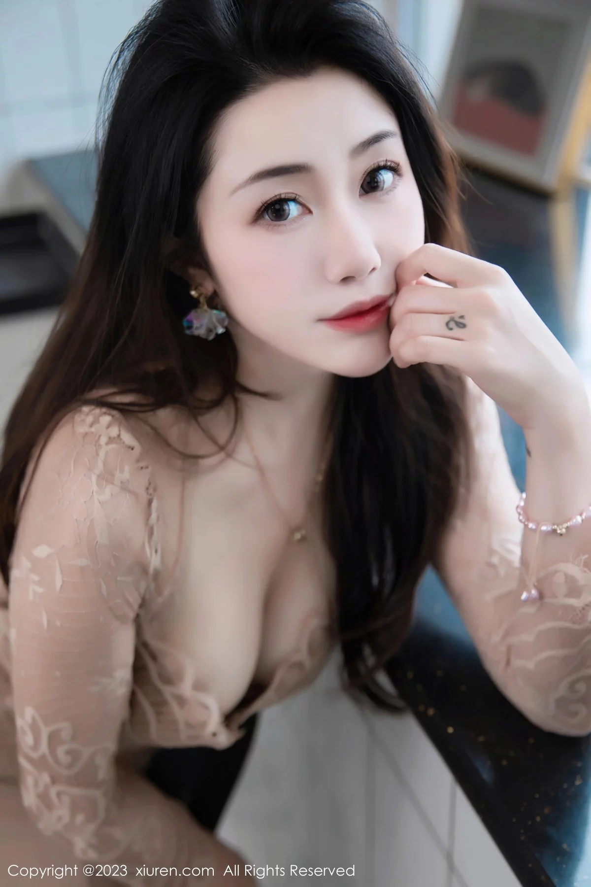 XiuRen第7216期_模特严利娅Yuliya户外性感杏色低胸连衣长裙秀完美身材诱惑写真89P