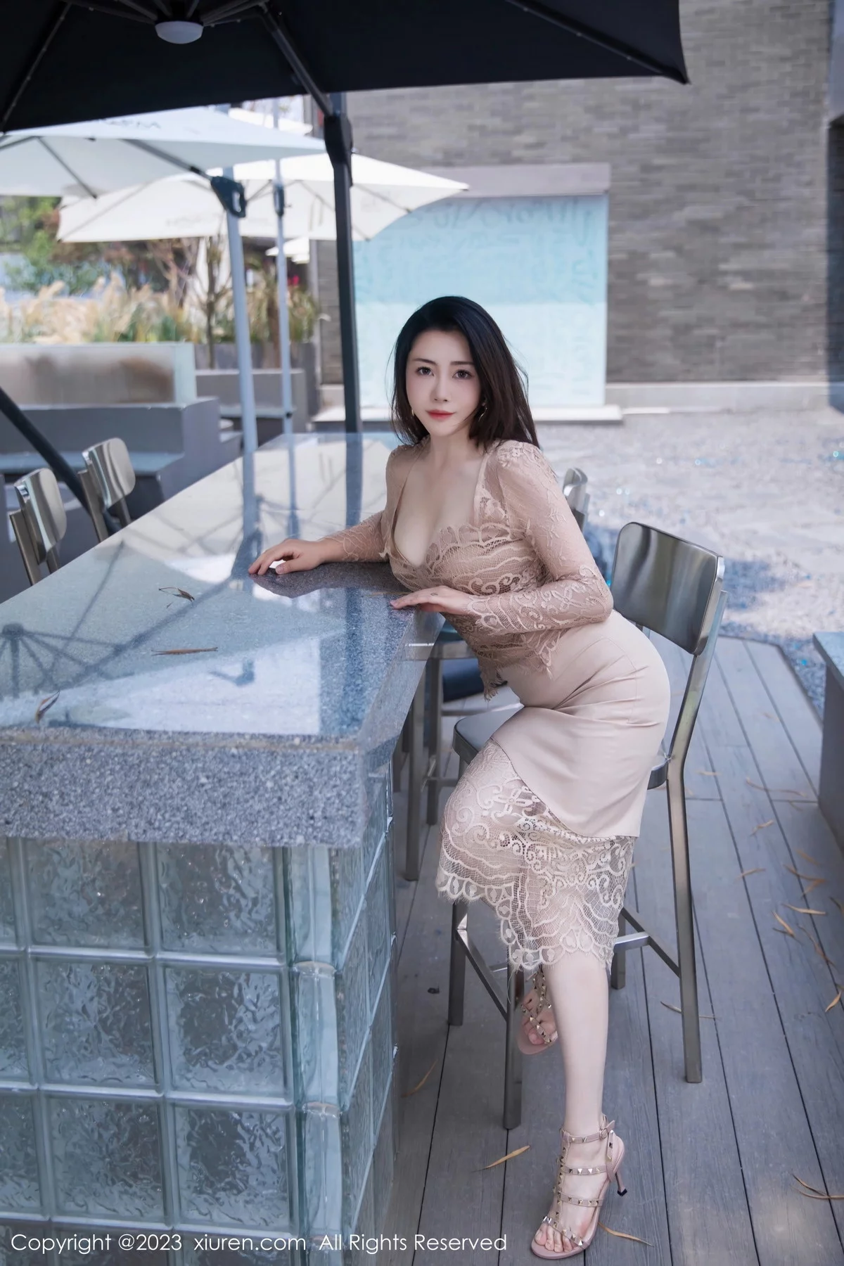 XiuRen第7216期_模特严利娅Yuliya户外性感杏色低胸连衣长裙秀完美身材诱惑写真89P