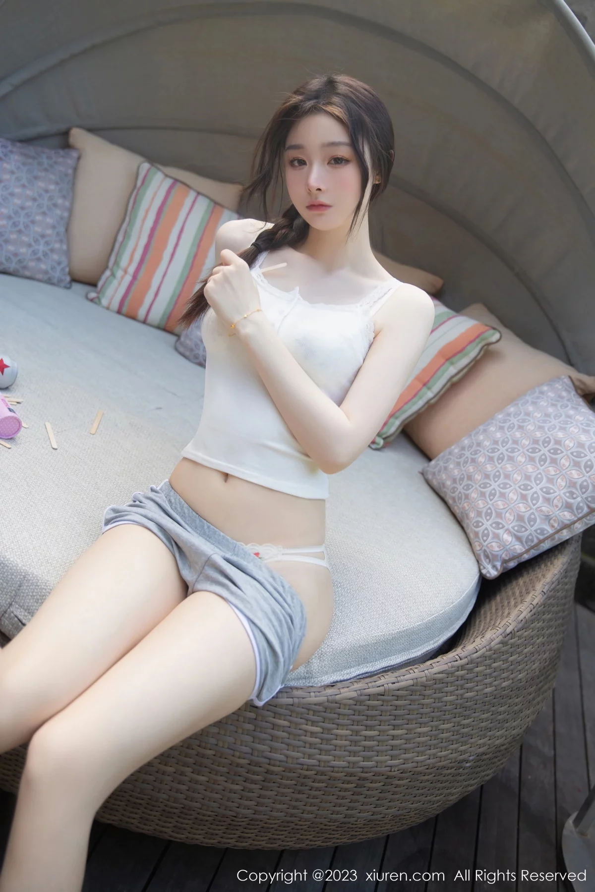 XiuRen第7221期_模特是小逗逗泳池边性感白色上衣配灰短裙秀曼妙身姿诱惑写真80P
