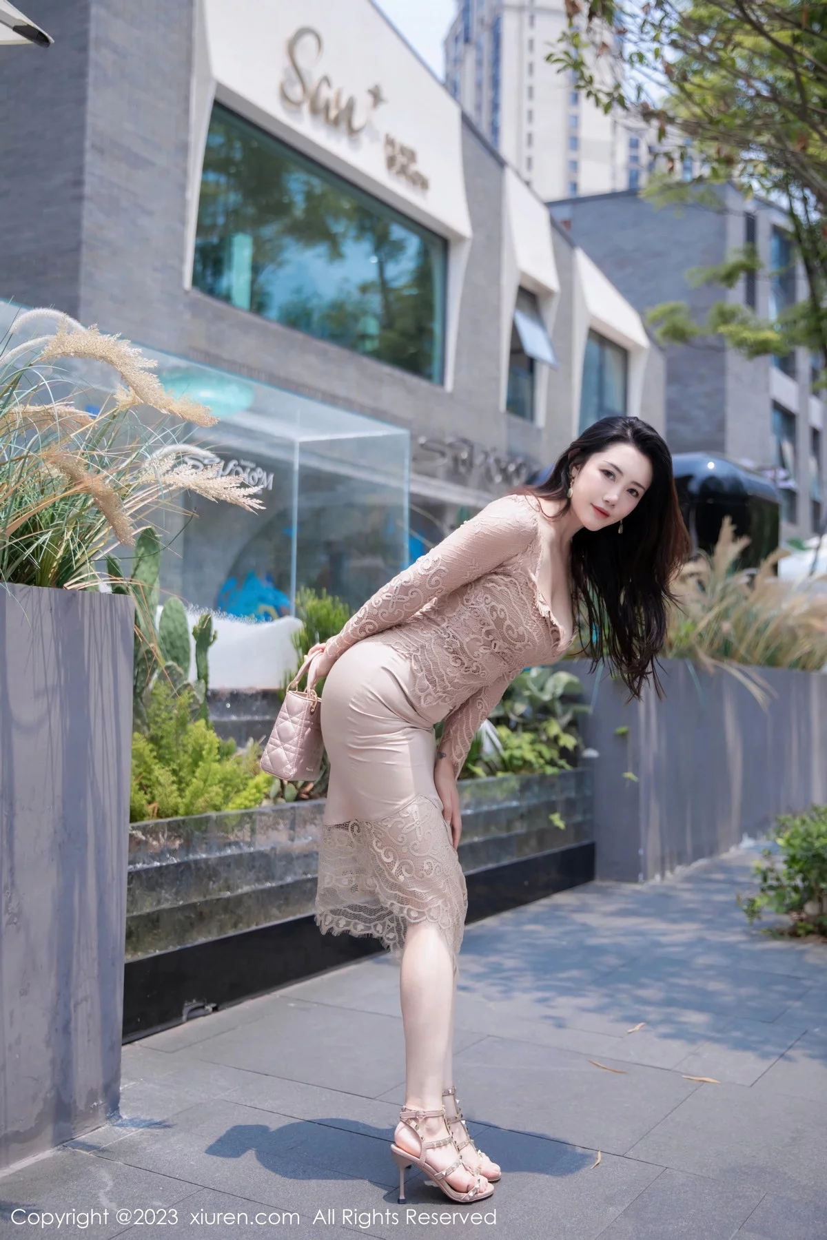 XiuRen第7216期_模特严利娅Yuliya户外性感杏色低胸连衣长裙秀完美身材诱惑写真89P