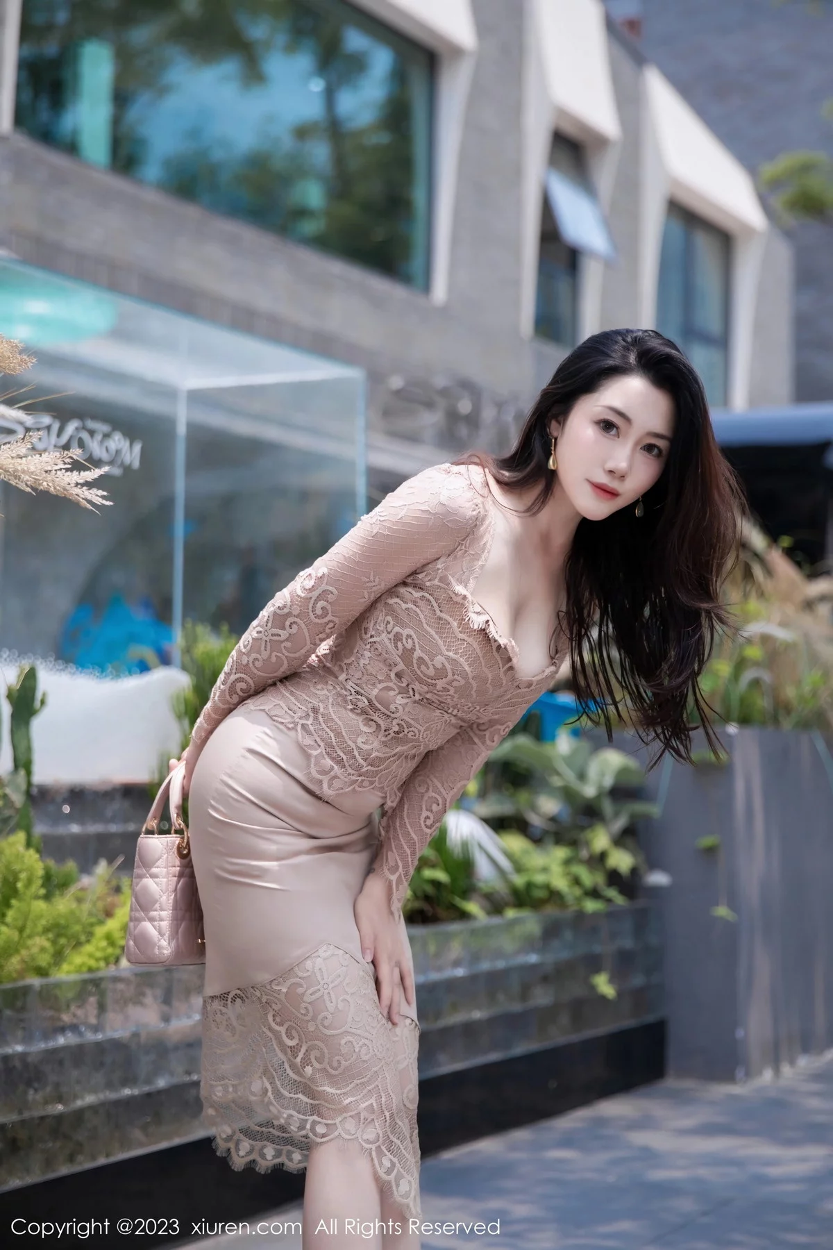 XiuRen第7216期_模特严利娅Yuliya户外性感杏色低胸连衣长裙秀完美身材诱惑写真89P