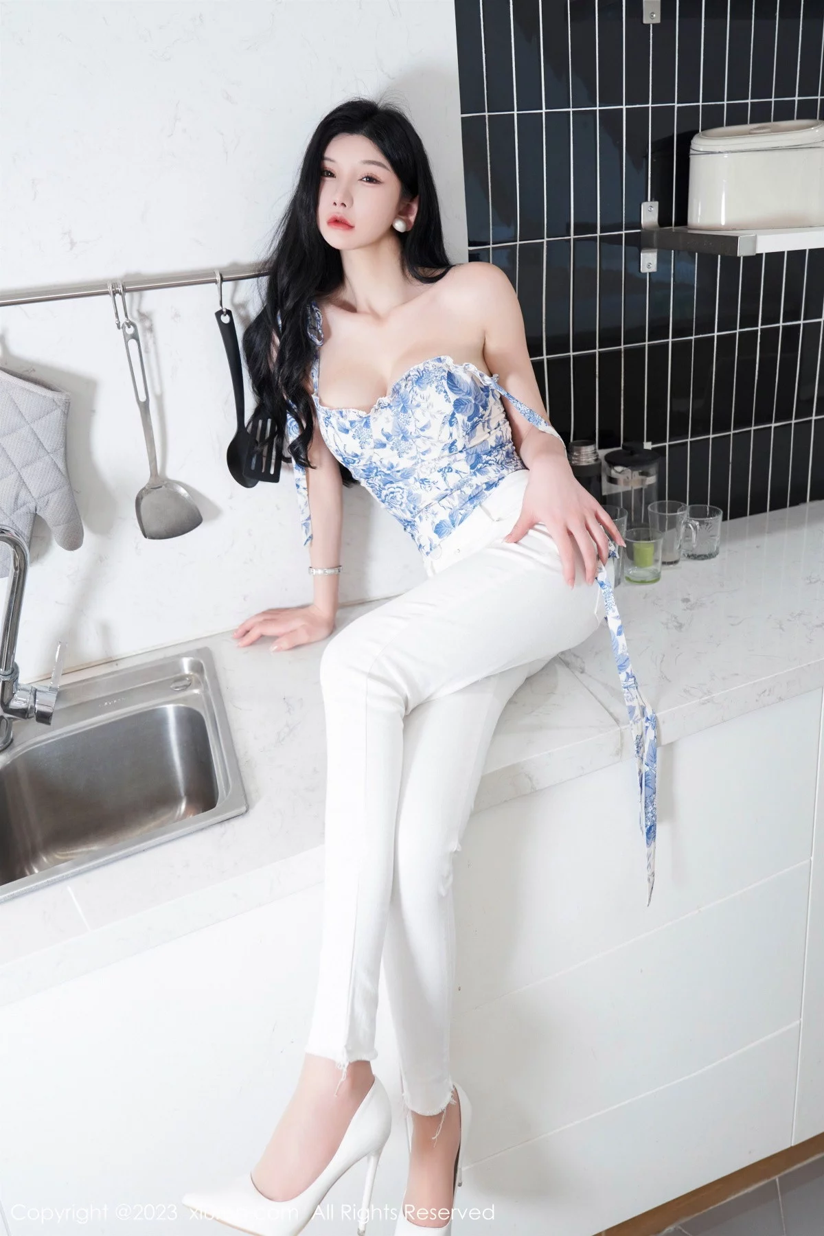 XiuRen第7225期_女神周于希Sally性感白色短款夏日装配开档肉丝撩人诱惑写真102P