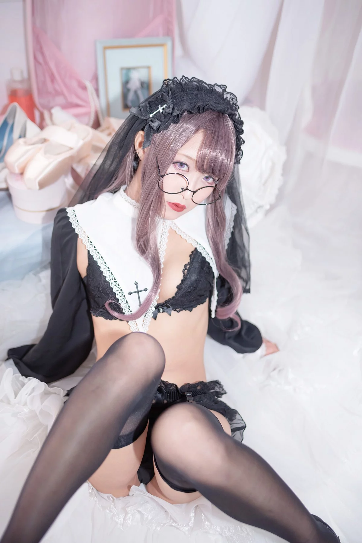 Coser美女月城委員会黑暗修女主题性感黑色蕾丝内衣配黑丝吊袜秀翘臀诱惑写真250P