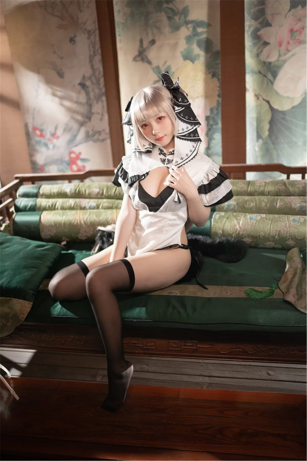 网络美女花铃可畏旗袍主题性感黑白高开旗袍配黑丝袜秀翘臀美腿迷人诱惑写真83P