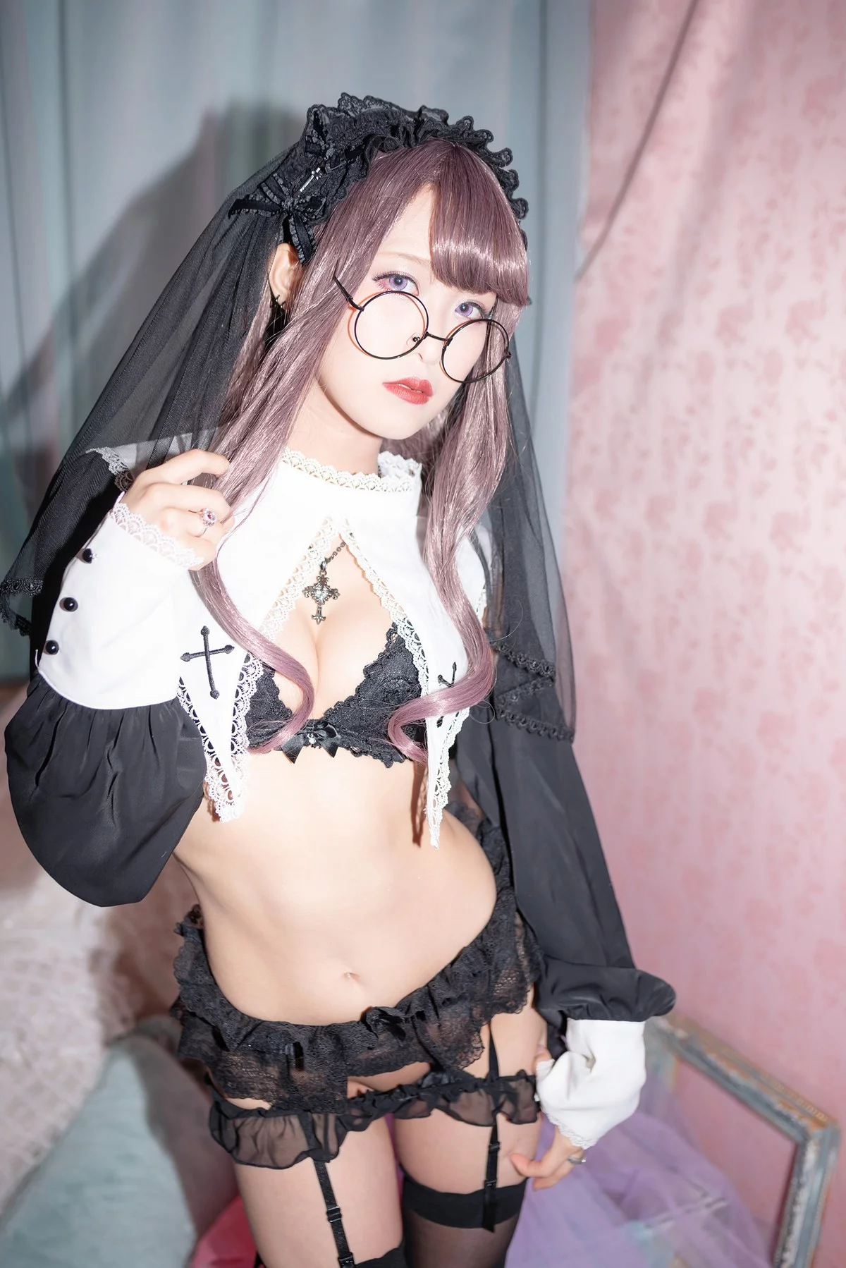 Coser美女月城委員会黑暗修女主题性感黑色蕾丝内衣配黑丝吊袜秀翘臀诱惑写真250P