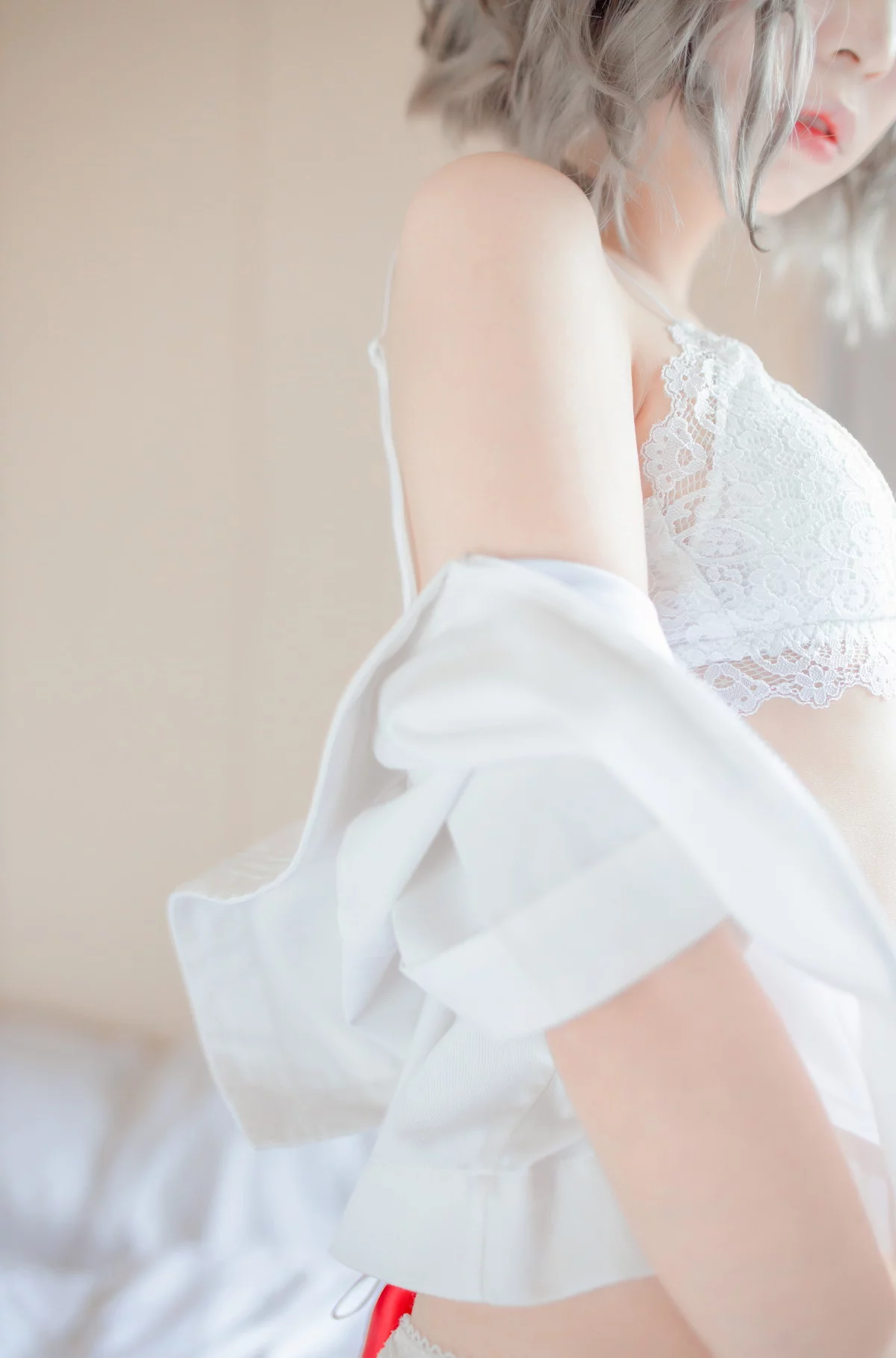 网络美女疯猫ss思绪之内衣主题私房床上性感白色蕾丝内衣秀完美身材迷人写真27P