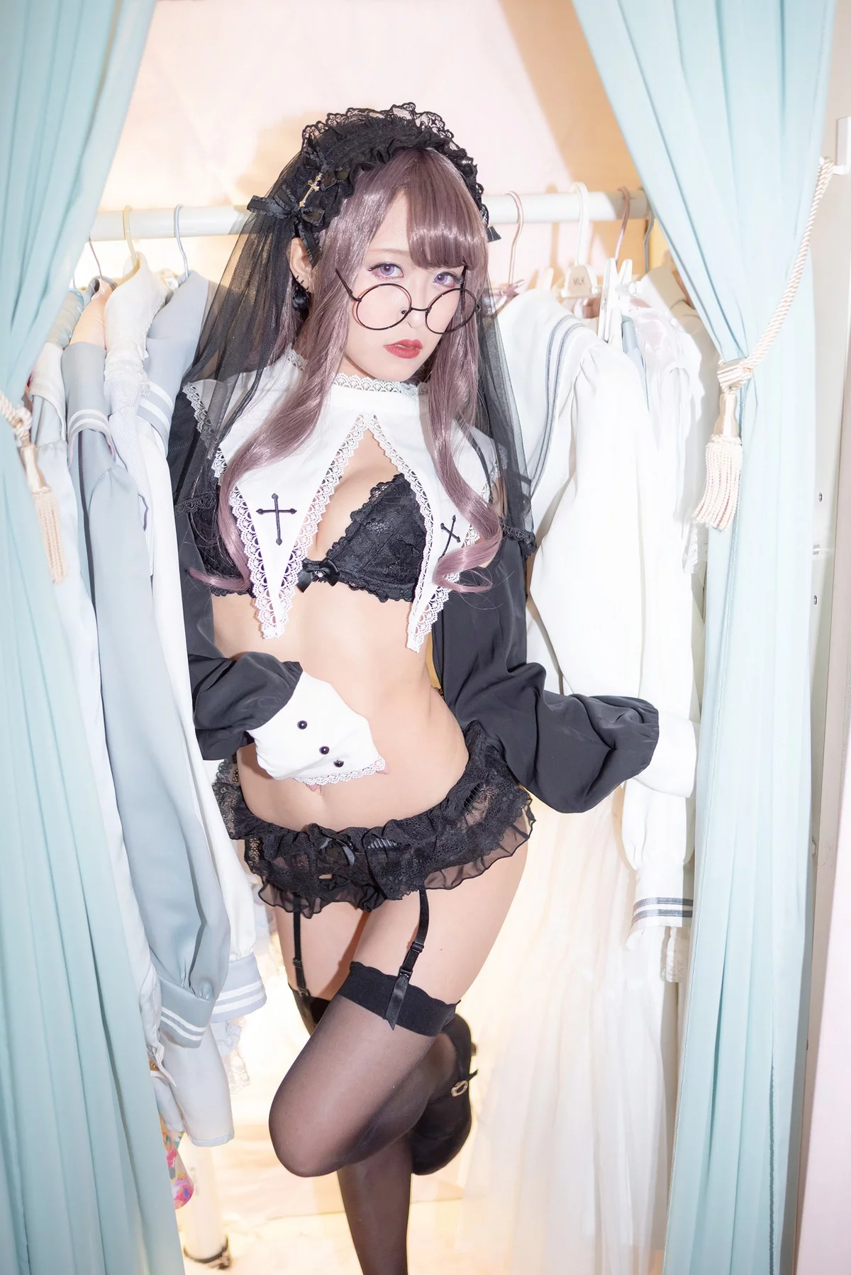 Coser美女月城委員会黑暗修女主题性感黑色蕾丝内衣配黑丝吊袜秀翘臀诱惑写真250P