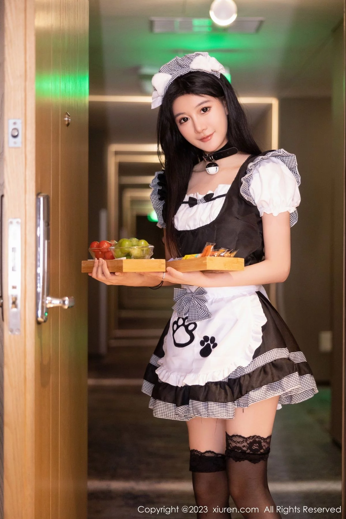 XiuRen第7237期_模特幼幼性感白黑色女仆服配超薄黑丝秀完美身材迷人诱惑写真103P