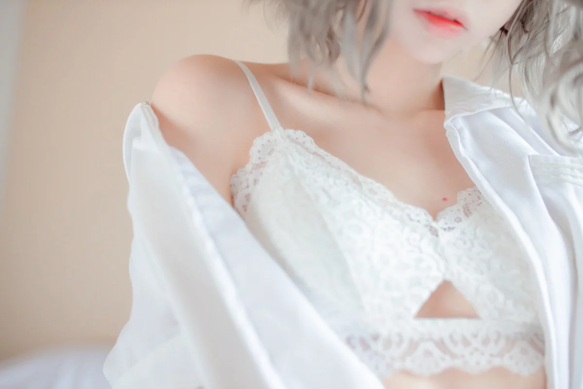 网络美女疯猫ss思绪之内衣主题私房床上性感白色蕾丝内衣秀完美身材迷人写真27P