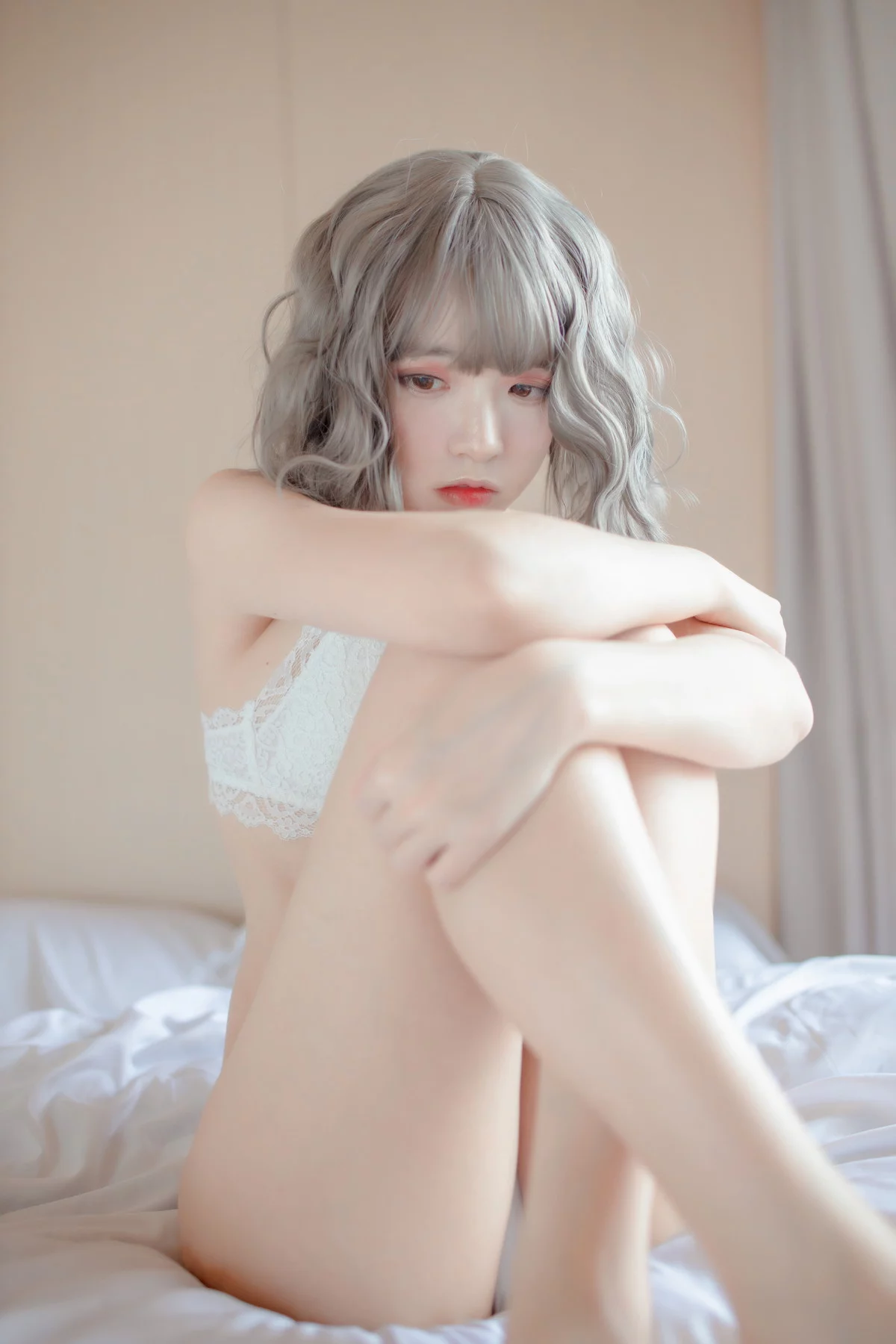 网络美女疯猫ss思绪之内衣主题私房床上性感白色蕾丝内衣秀完美身材迷人写真27P