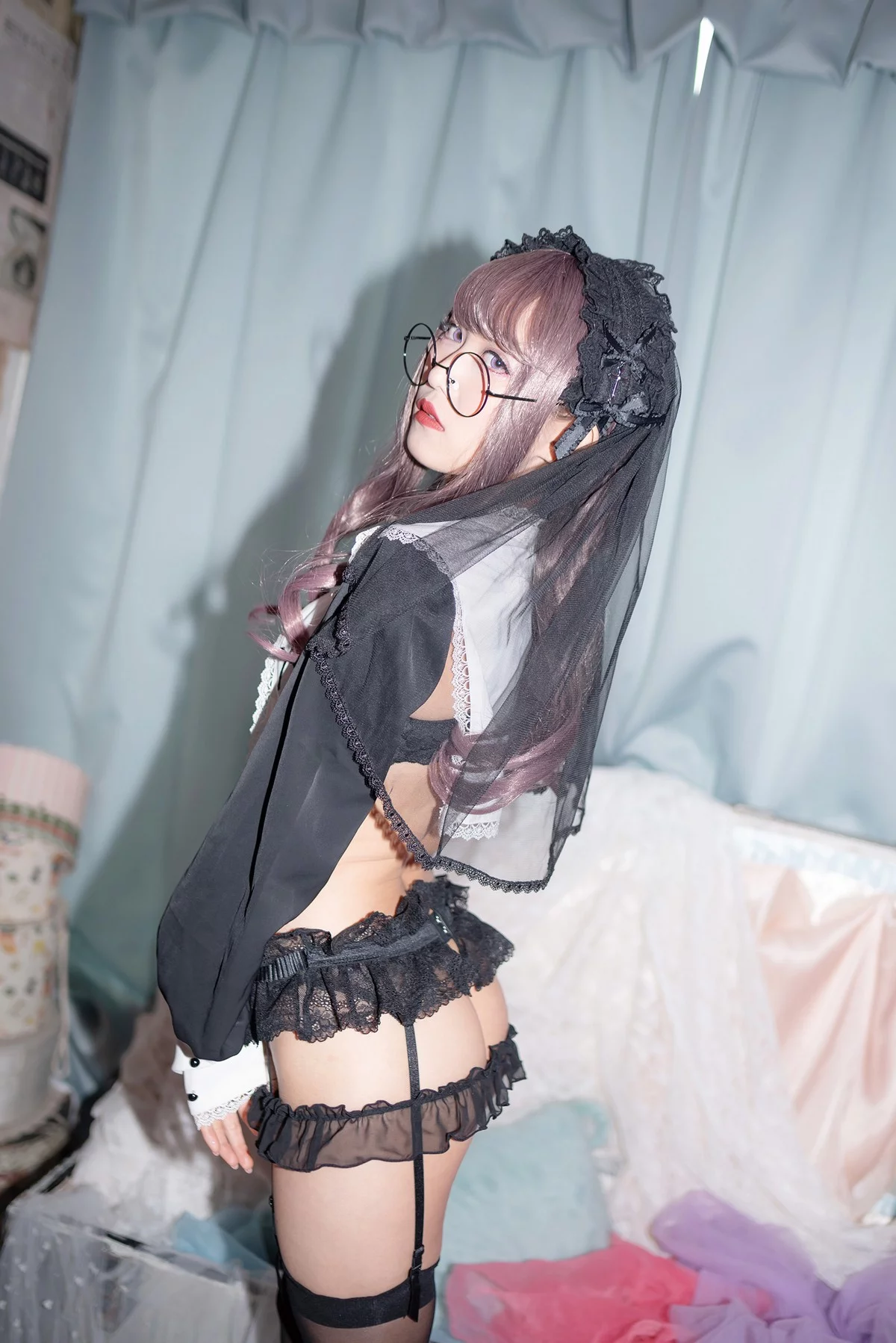 Coser美女月城委員会黑暗修女主题性感黑色蕾丝内衣配黑丝吊袜秀翘臀诱惑写真250P