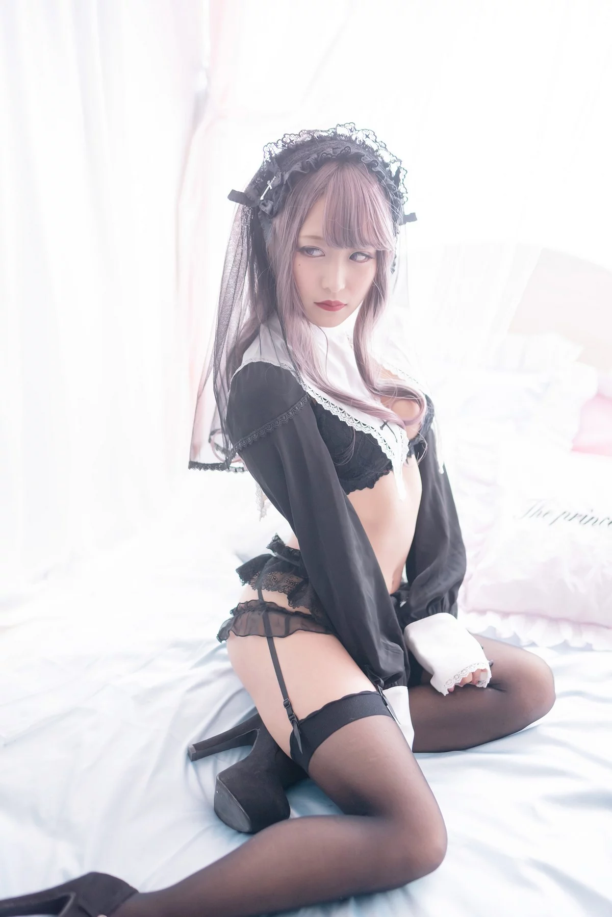 Coser美女月城委員会黑暗修女主题性感黑色蕾丝内衣配黑丝吊袜秀翘臀诱惑写真250P