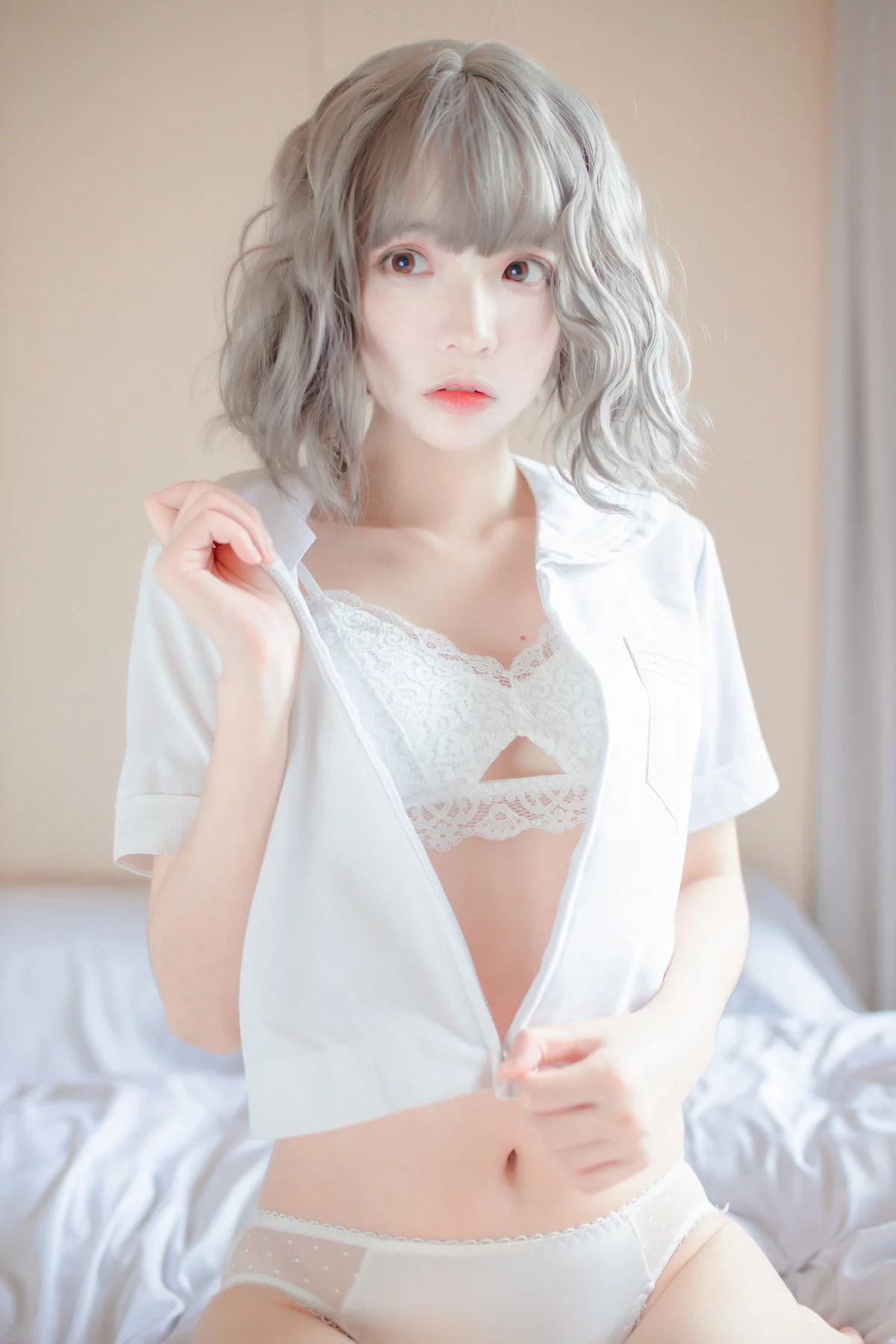 网络美女疯猫ss思绪之内衣主题私房床上性感白色蕾丝内衣秀完美身材迷人写真27P