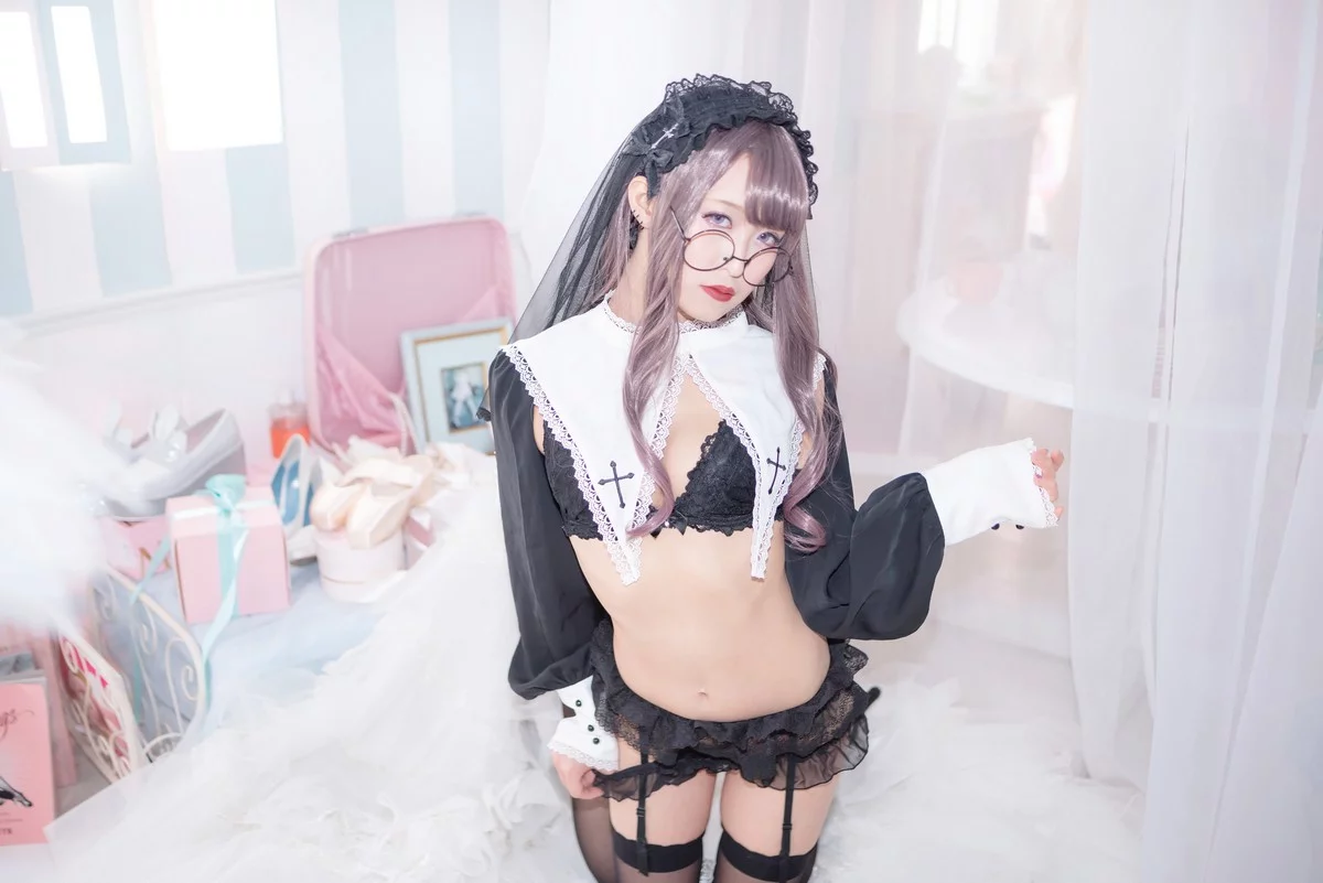 Coser美女月城委員会黑暗修女主题性感黑色蕾丝内衣配黑丝吊袜秀翘臀诱惑写真250P
