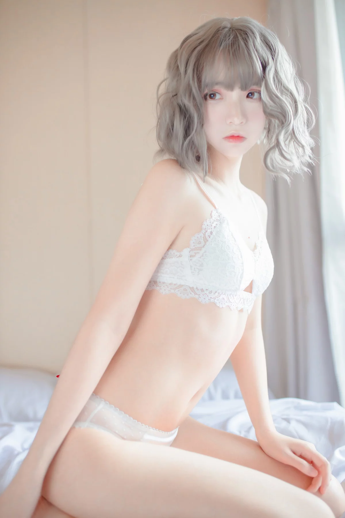 网络美女疯猫ss思绪之内衣主题私房床上性感白色蕾丝内衣秀完美身材迷人写真27P