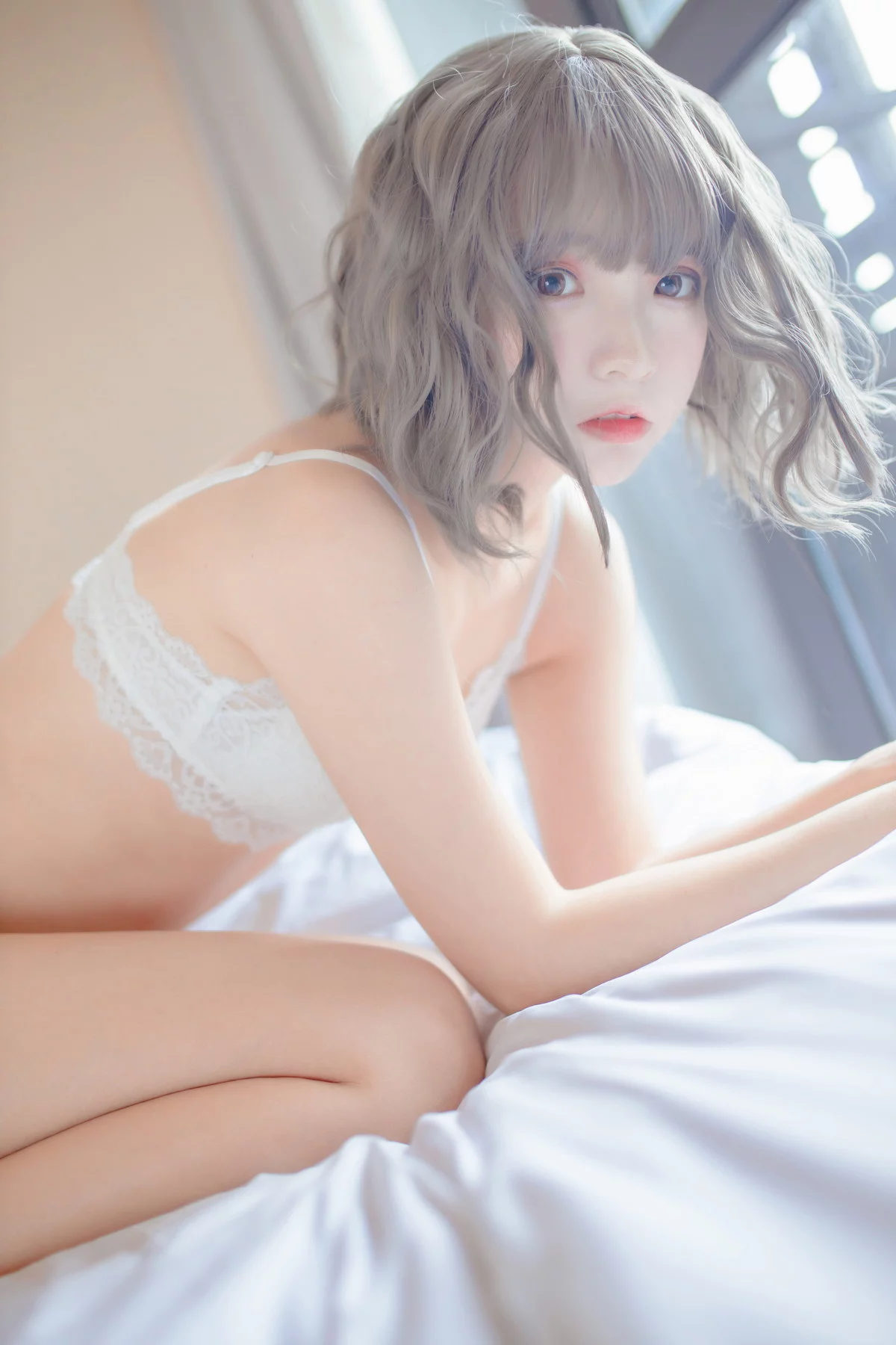 网络美女疯猫ss思绪之内衣主题私房床上性感白色蕾丝内衣秀完美身材迷人写真27P