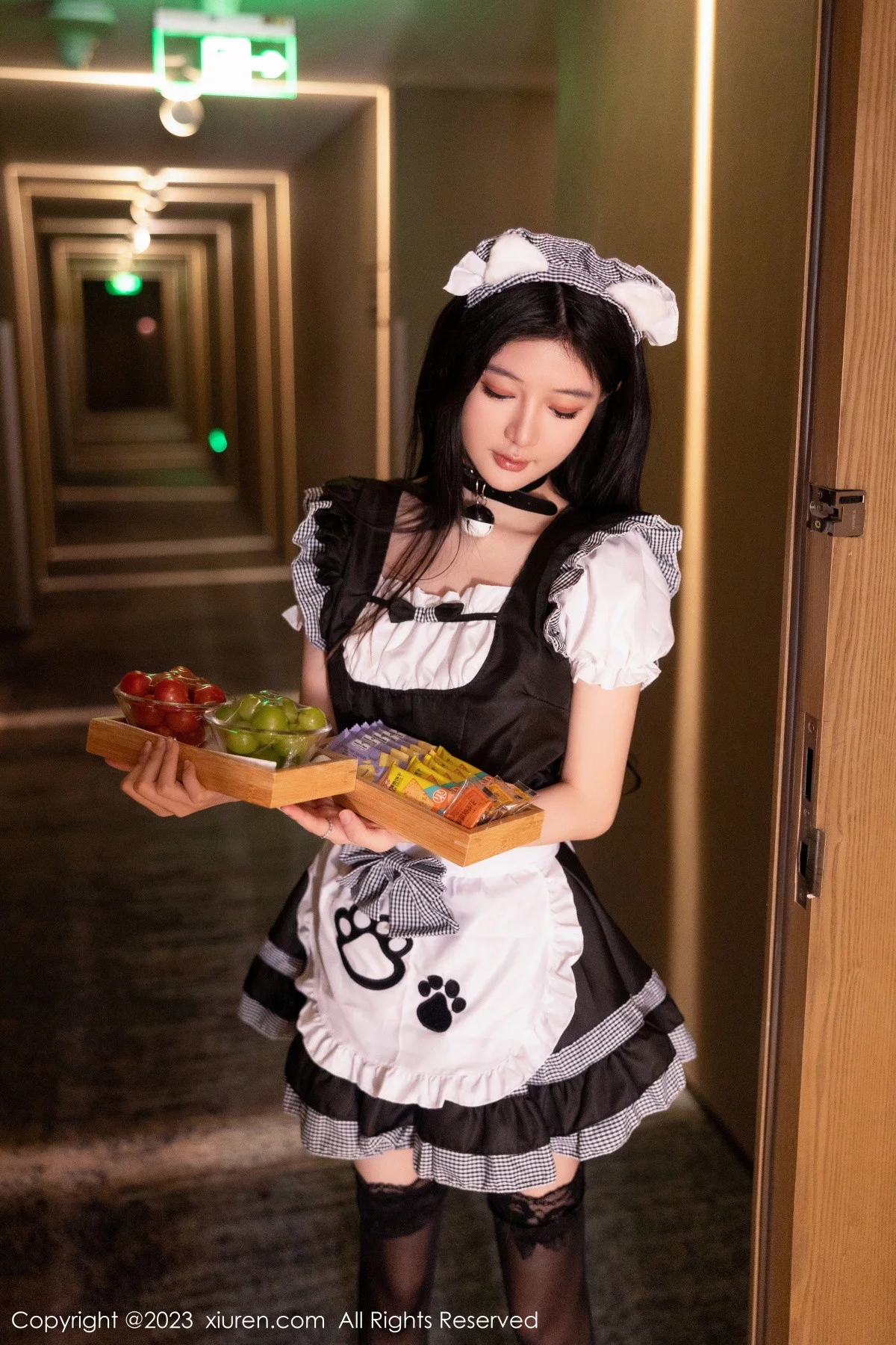 XiuRen第7237期_模特幼幼性感白黑色女仆服配超薄黑丝秀完美身材迷人诱惑写真103P