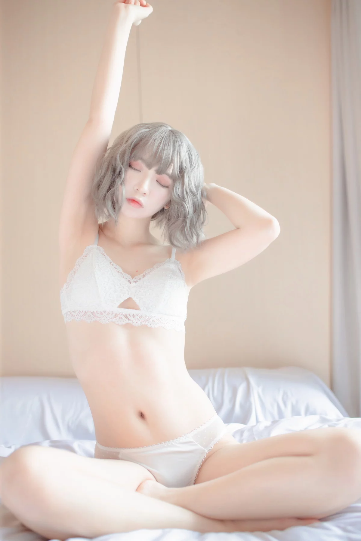 网络美女疯猫ss思绪之内衣主题私房床上性感白色蕾丝内衣秀完美身材迷人写真27P