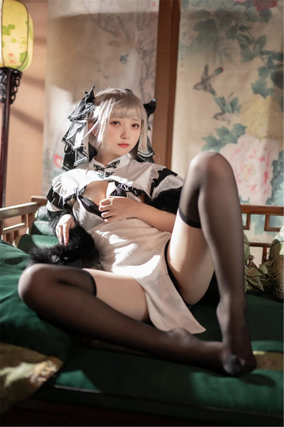 网络美女花铃可畏旗袍主题性感黑白高开旗袍配黑丝袜秀翘臀美腿迷人诱惑写真83P