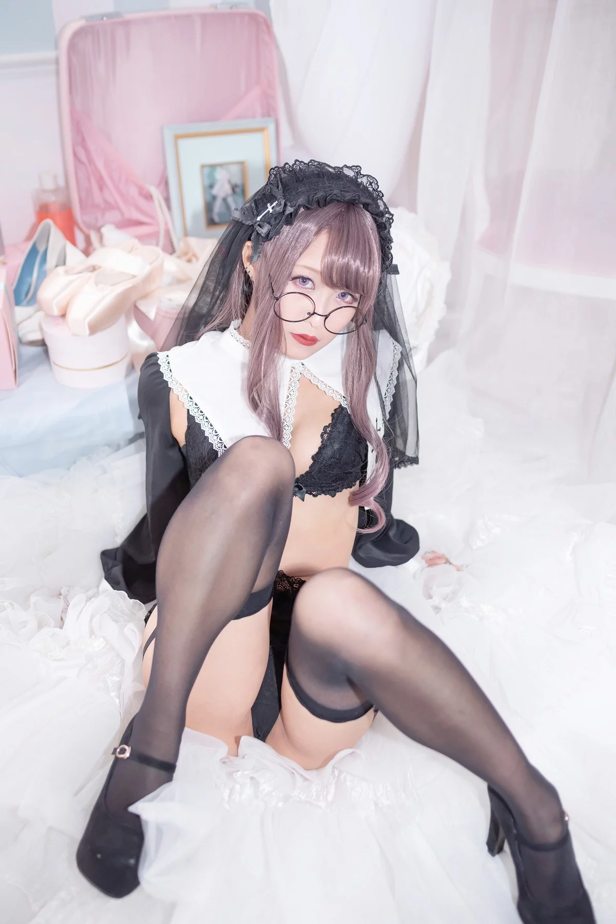 Coser美女月城委員会黑暗修女主题性感黑色蕾丝内衣配黑丝吊袜秀翘臀诱惑写真250P