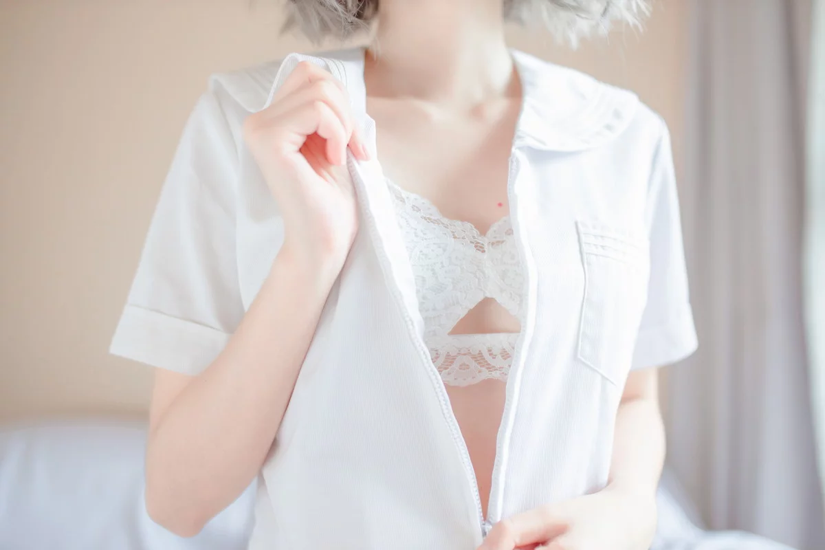 网络美女疯猫ss思绪之内衣主题私房床上性感白色蕾丝内衣秀完美身材迷人写真27P