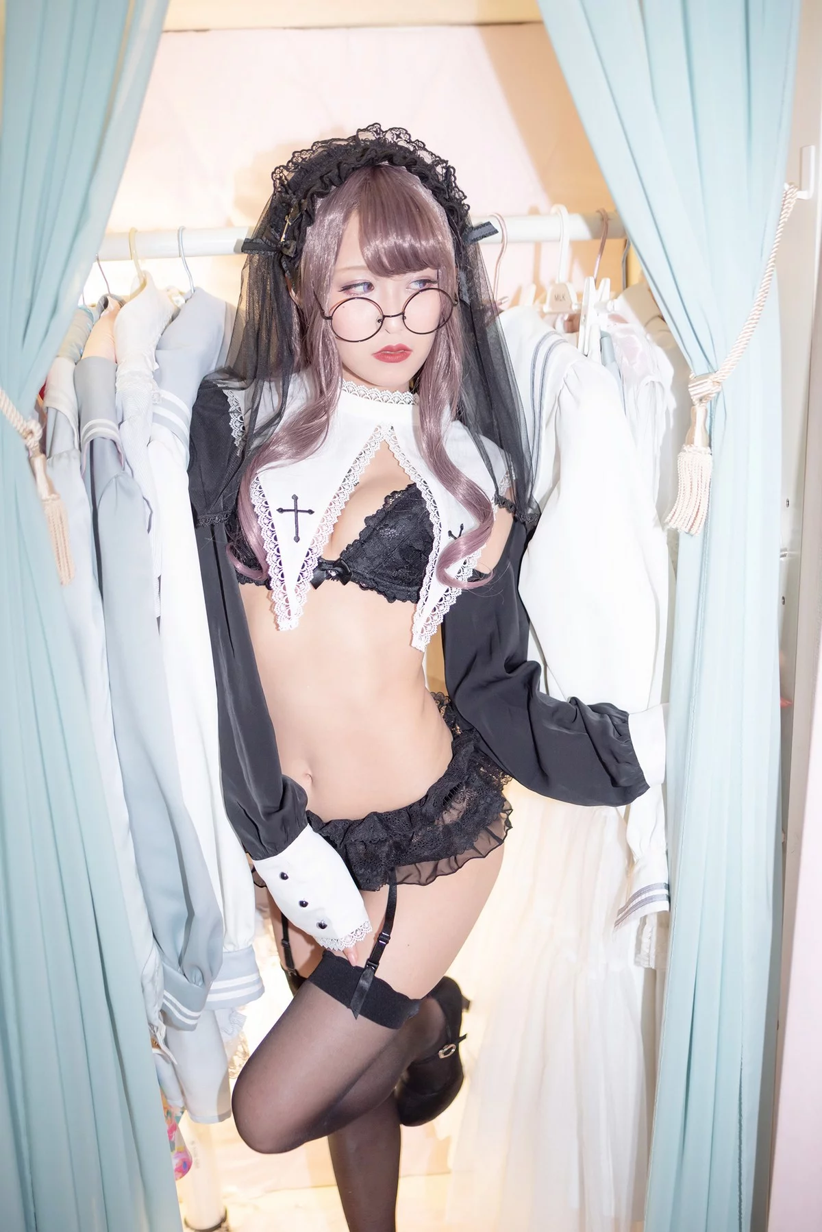 Coser美女月城委員会黑暗修女主题性感黑色蕾丝内衣配黑丝吊袜秀翘臀诱惑写真250P