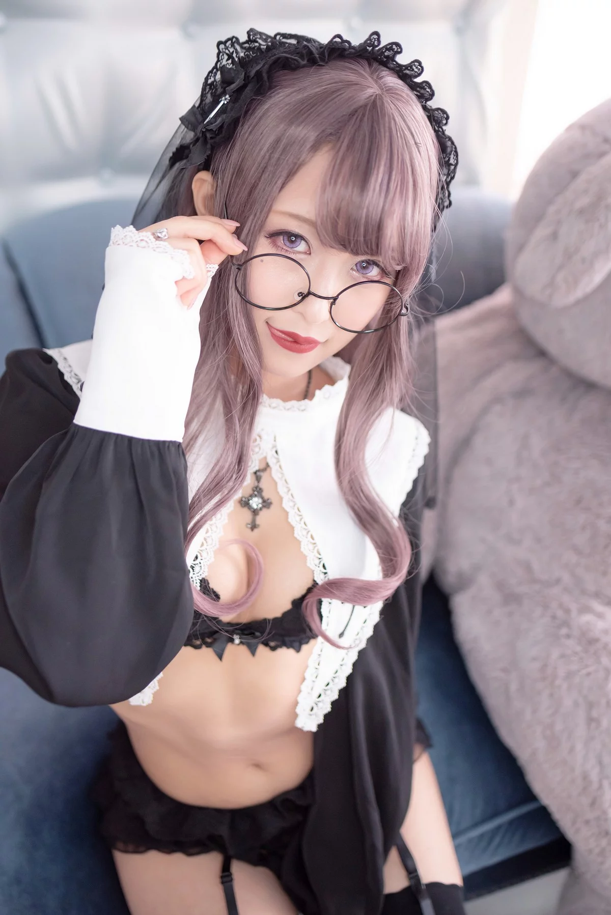 Coser美女月城委員会黑暗修女主题性感黑色蕾丝内衣配黑丝吊袜秀翘臀诱惑写真250P
