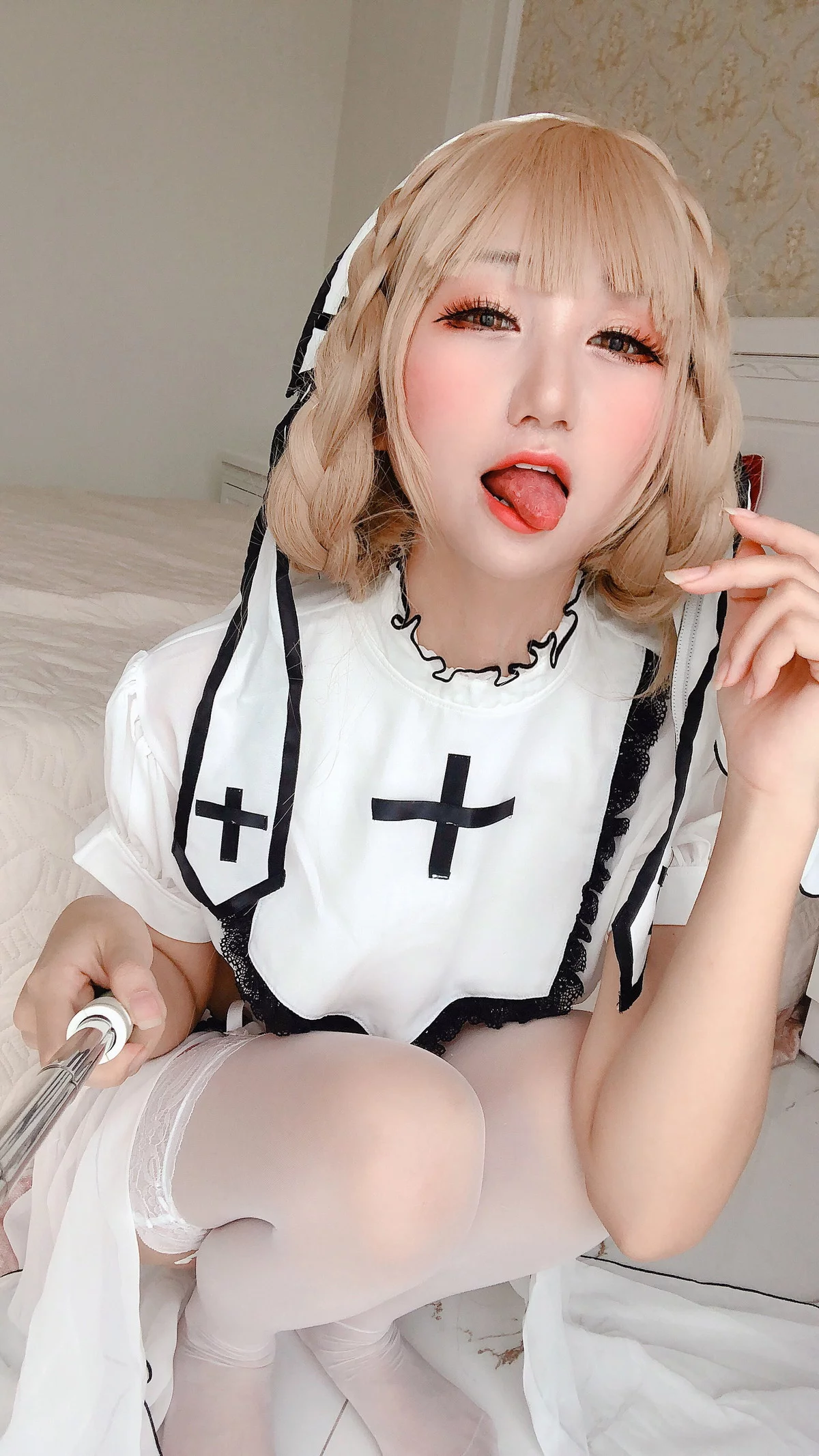 越南妹子KuukoW-White Angel主题性感白色修女服饰配白色蕾丝袜完美诱惑写真33P