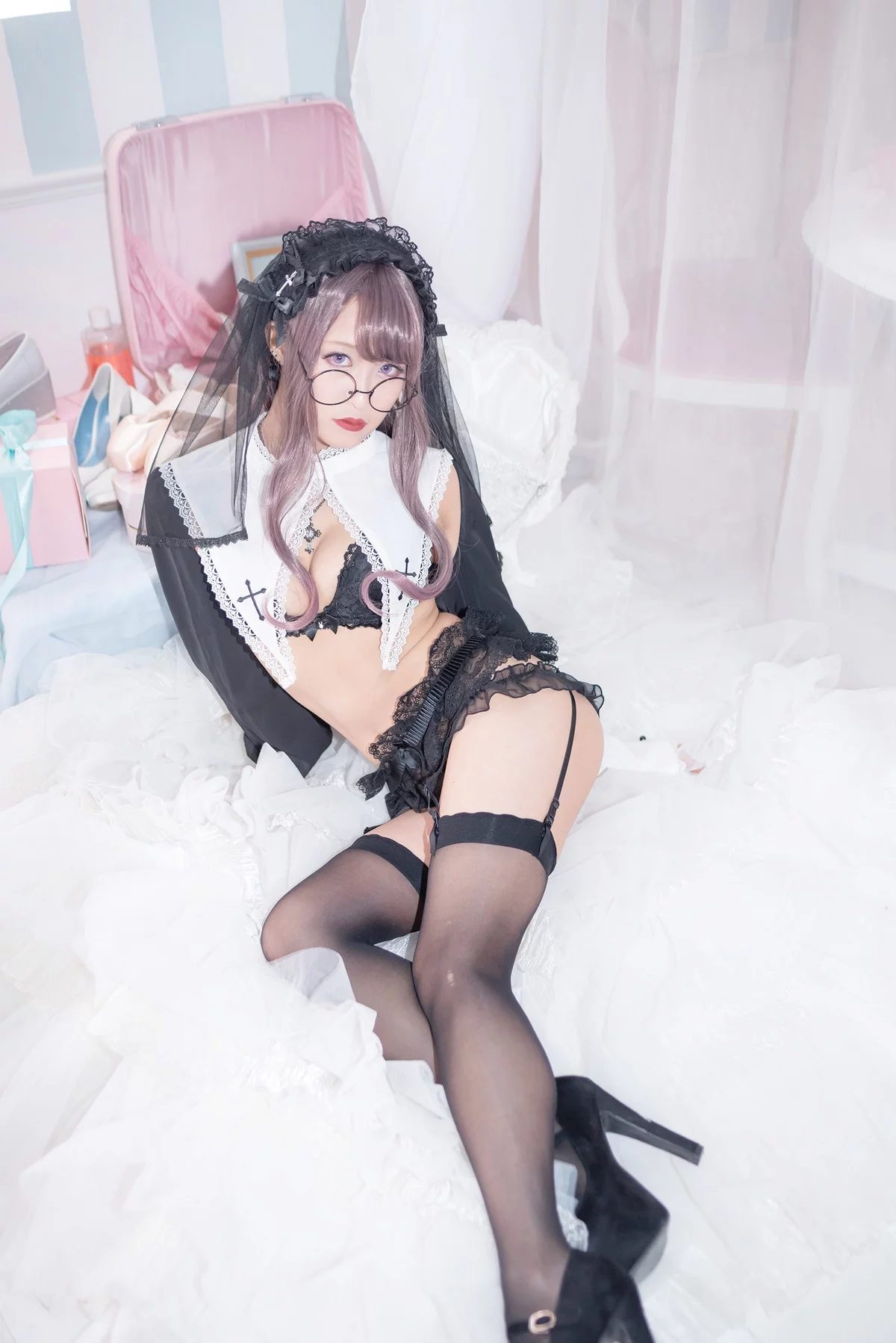 Coser美女月城委員会黑暗修女主题性感黑色蕾丝内衣配黑丝吊袜秀翘臀诱惑写真250P