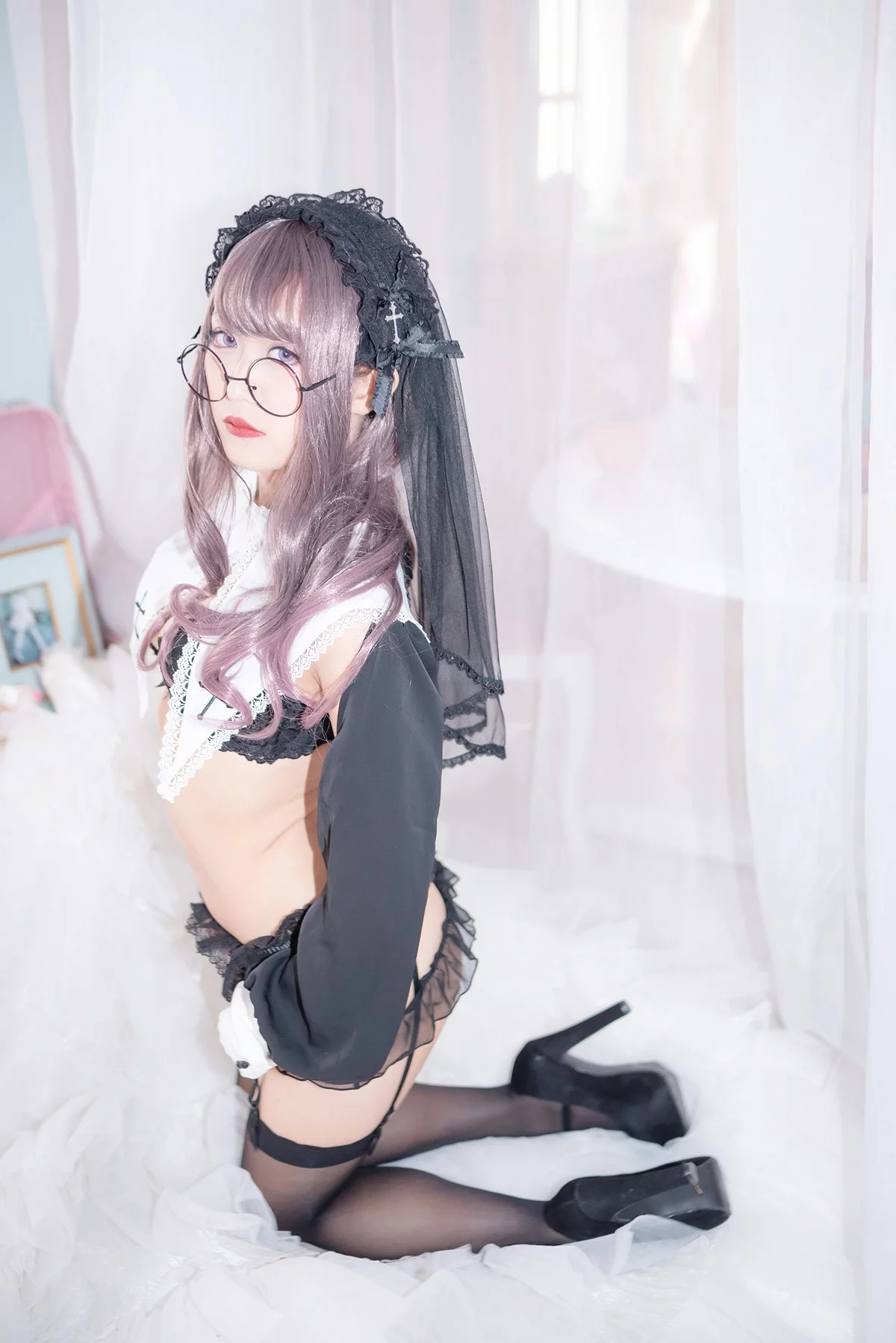 Coser美女月城委員会黑暗修女主题性感黑色蕾丝内衣配黑丝吊袜秀翘臀诱惑写真250P