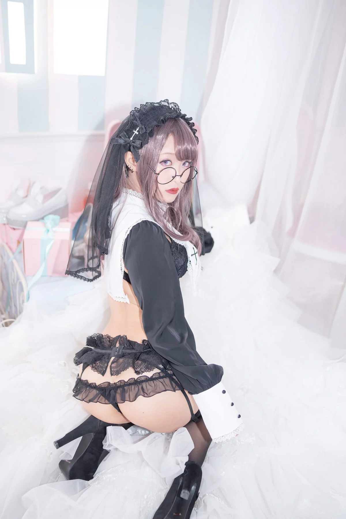 Coser美女月城委員会黑暗修女主题性感黑色蕾丝内衣配黑丝吊袜秀翘臀诱惑写真250P