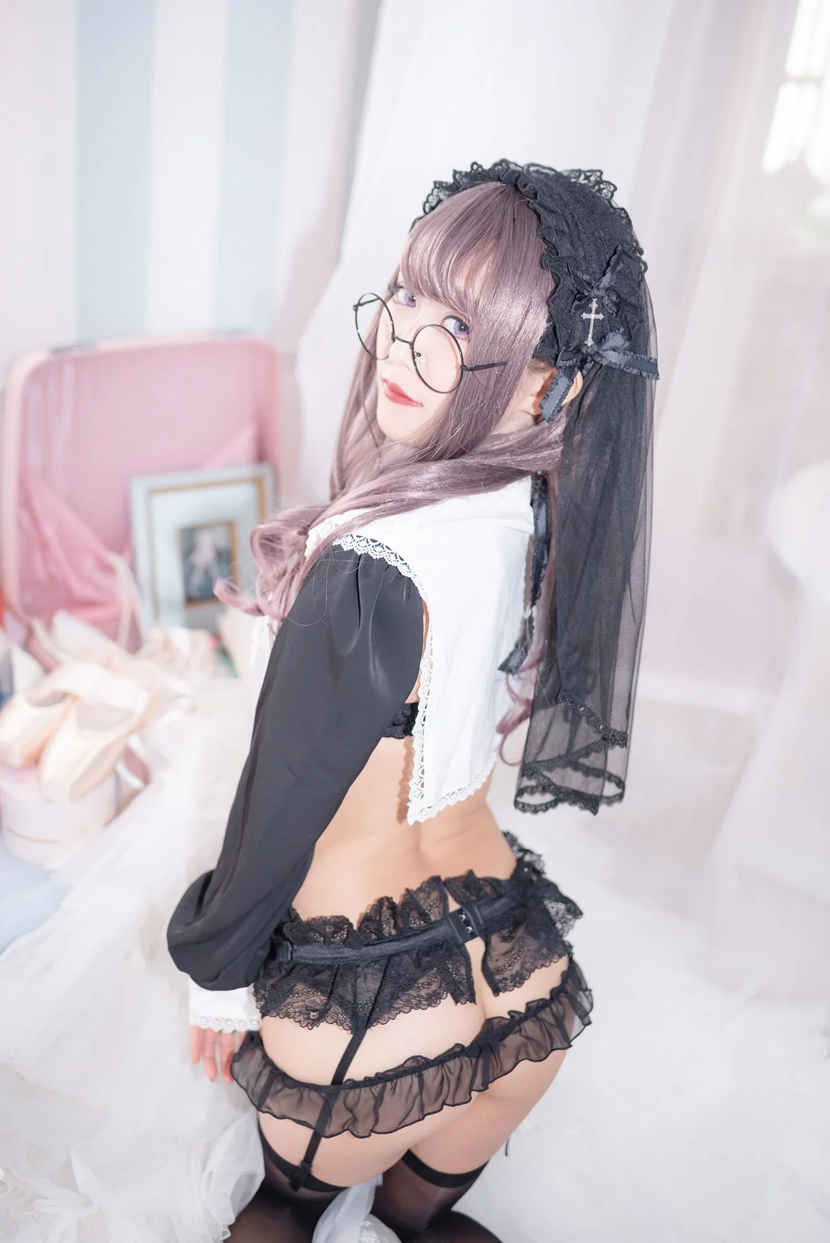 Coser美女月城委員会黑暗修女主题性感黑色蕾丝内衣配黑丝吊袜秀翘臀诱惑写真250P