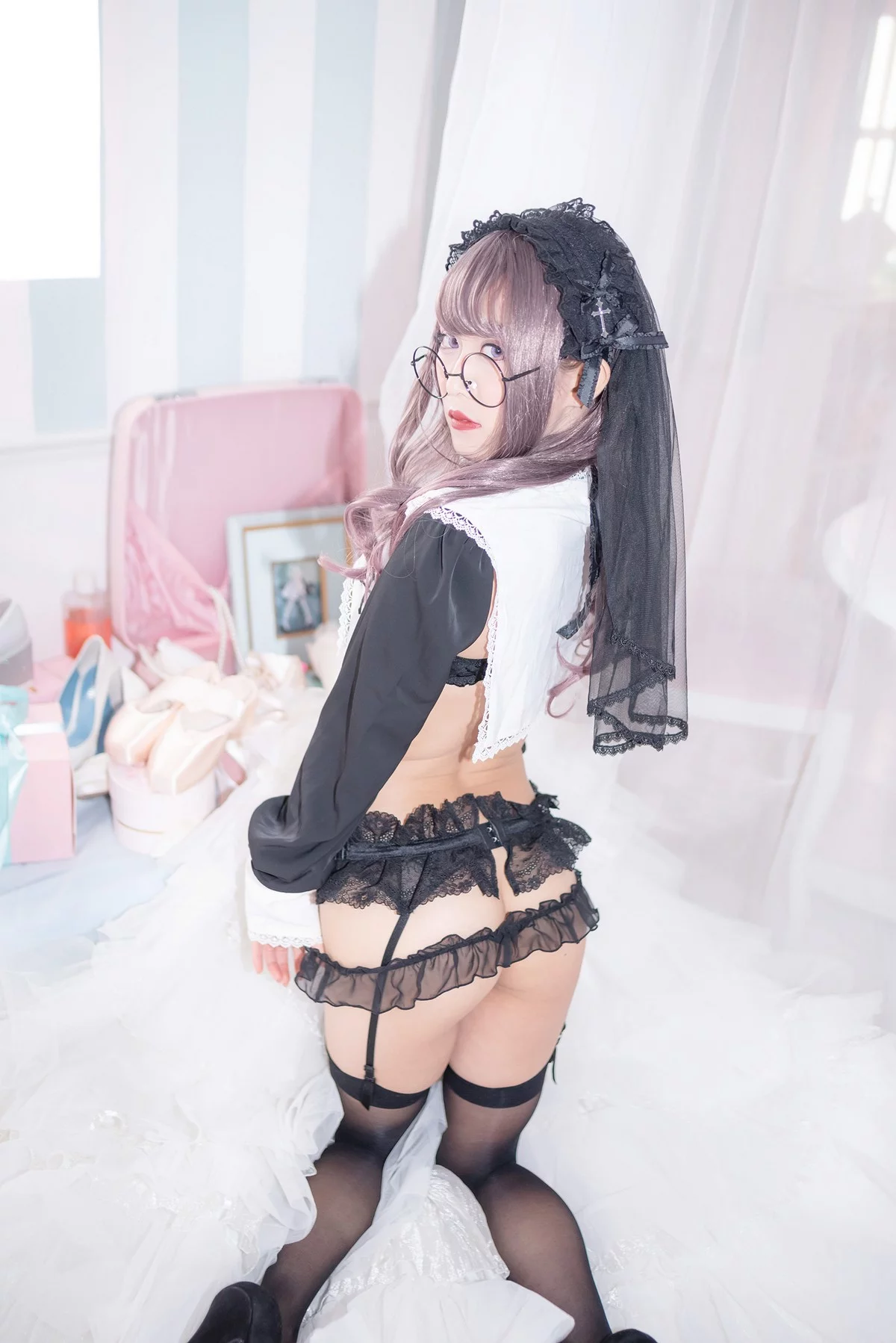 Coser美女月城委員会黑暗修女主题性感黑色蕾丝内衣配黑丝吊袜秀翘臀诱惑写真250P
