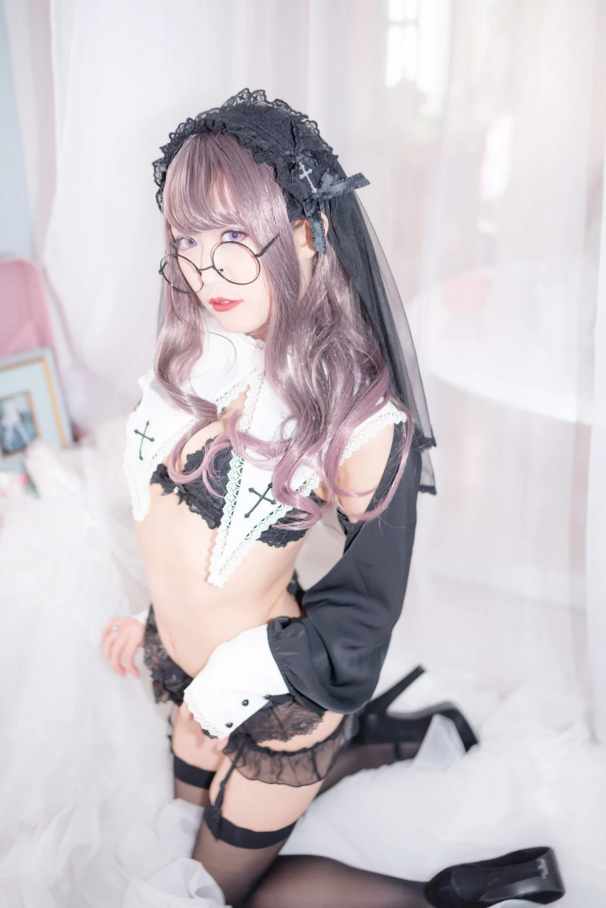 Coser美女月城委員会黑暗修女主题性感黑色蕾丝内衣配黑丝吊袜秀翘臀诱惑写真250P